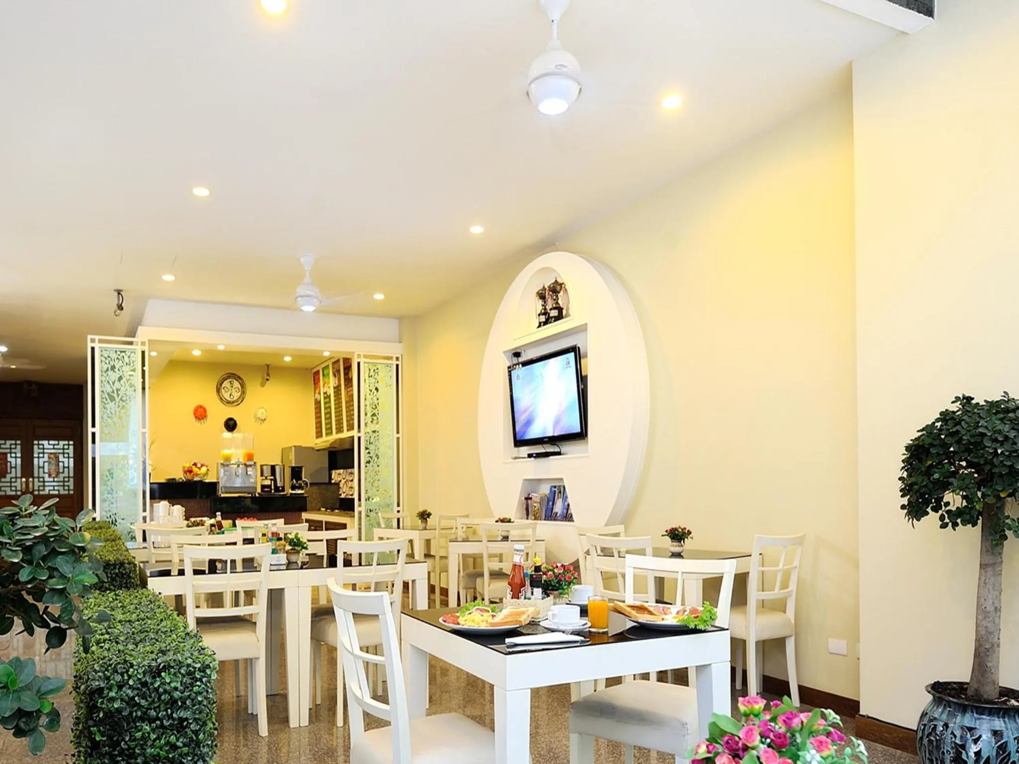 Restaurant/places to eat in Pimrada Hotel