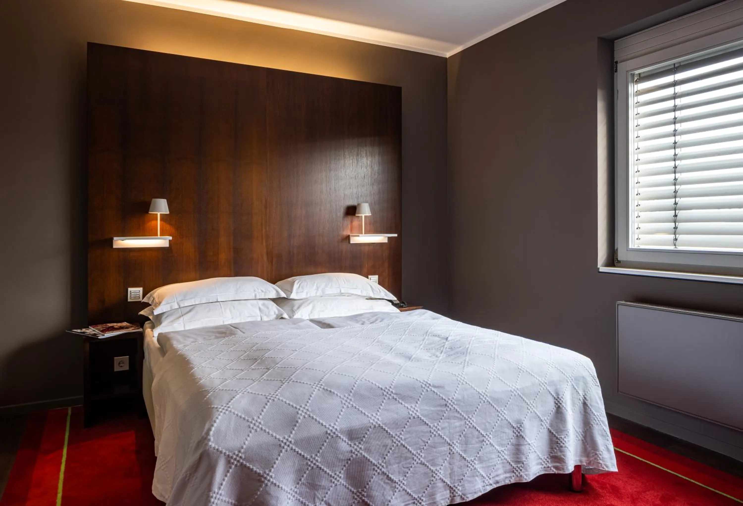 Photo of the whole room, Bed in The New Yorker Hotel Köln-Messe