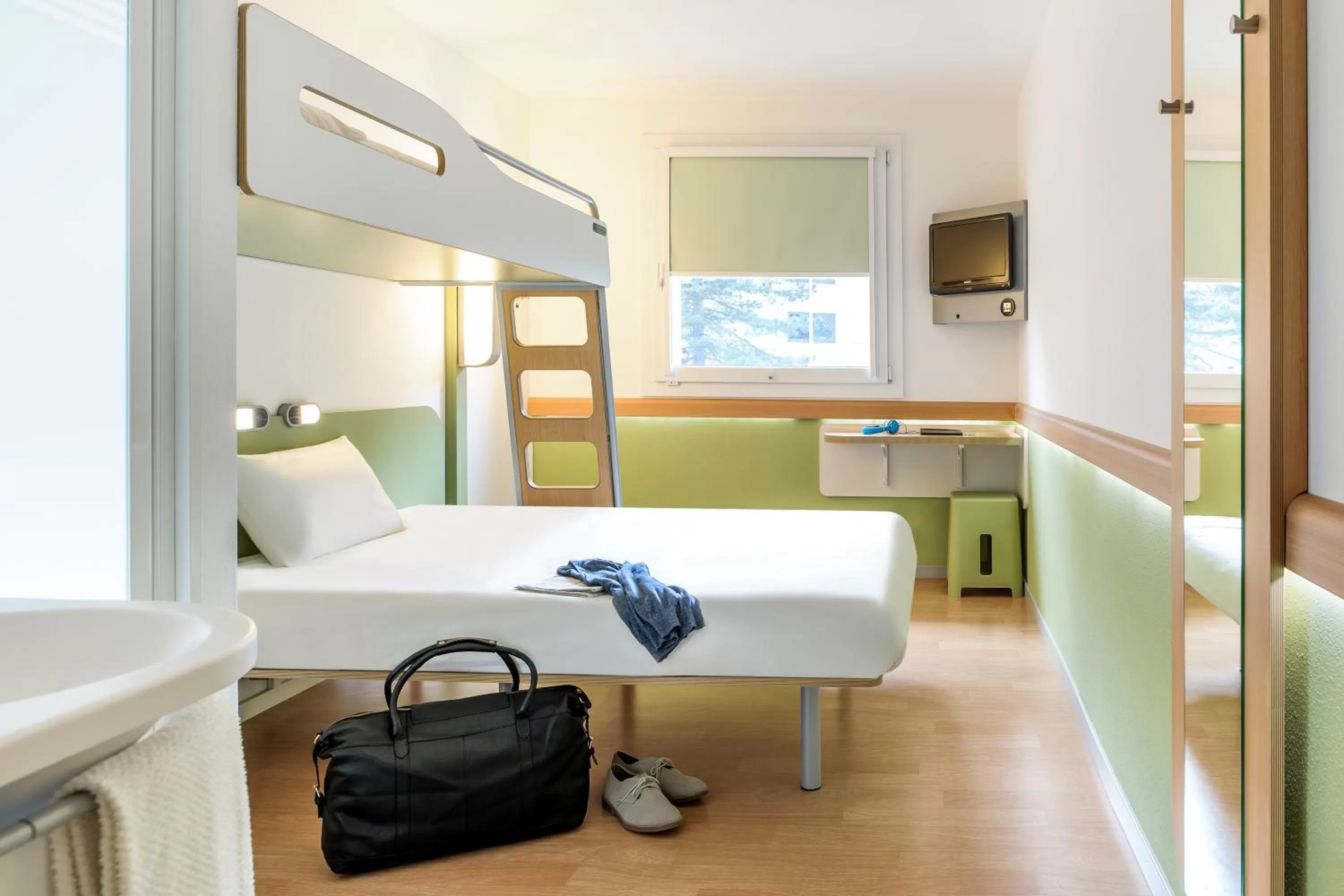 Photo of the whole room, Bed in Ibis Budget Montelimar