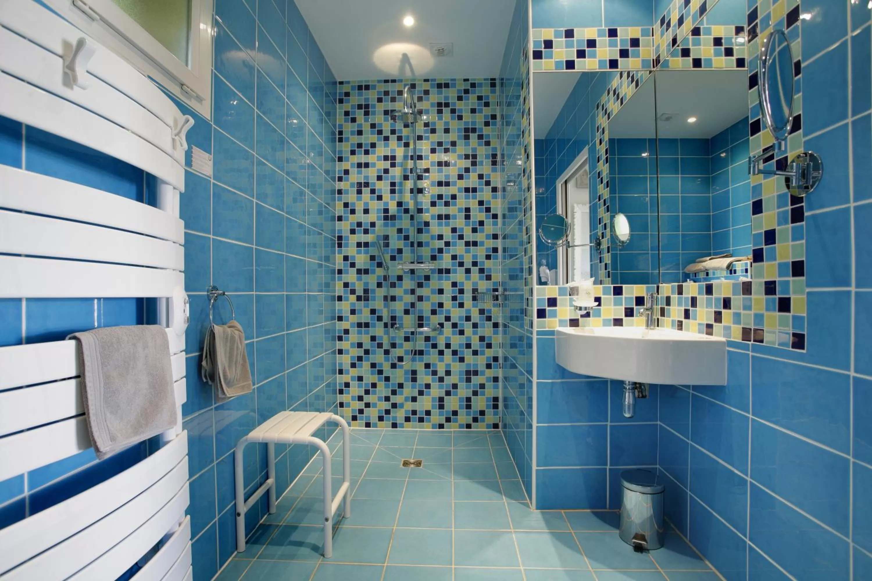 Shower in The Originals Hôtel Le Cise Restaurant Chambres et Suites