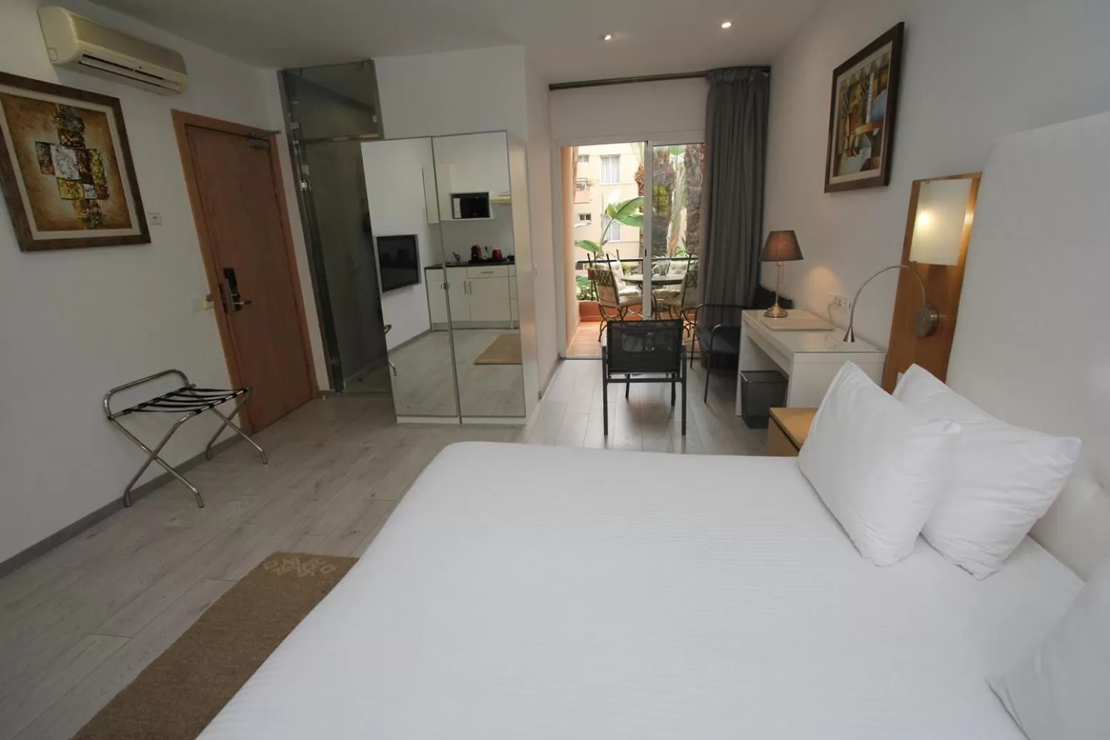 Swimming pool, Bed in Casablanca Suites & Spa