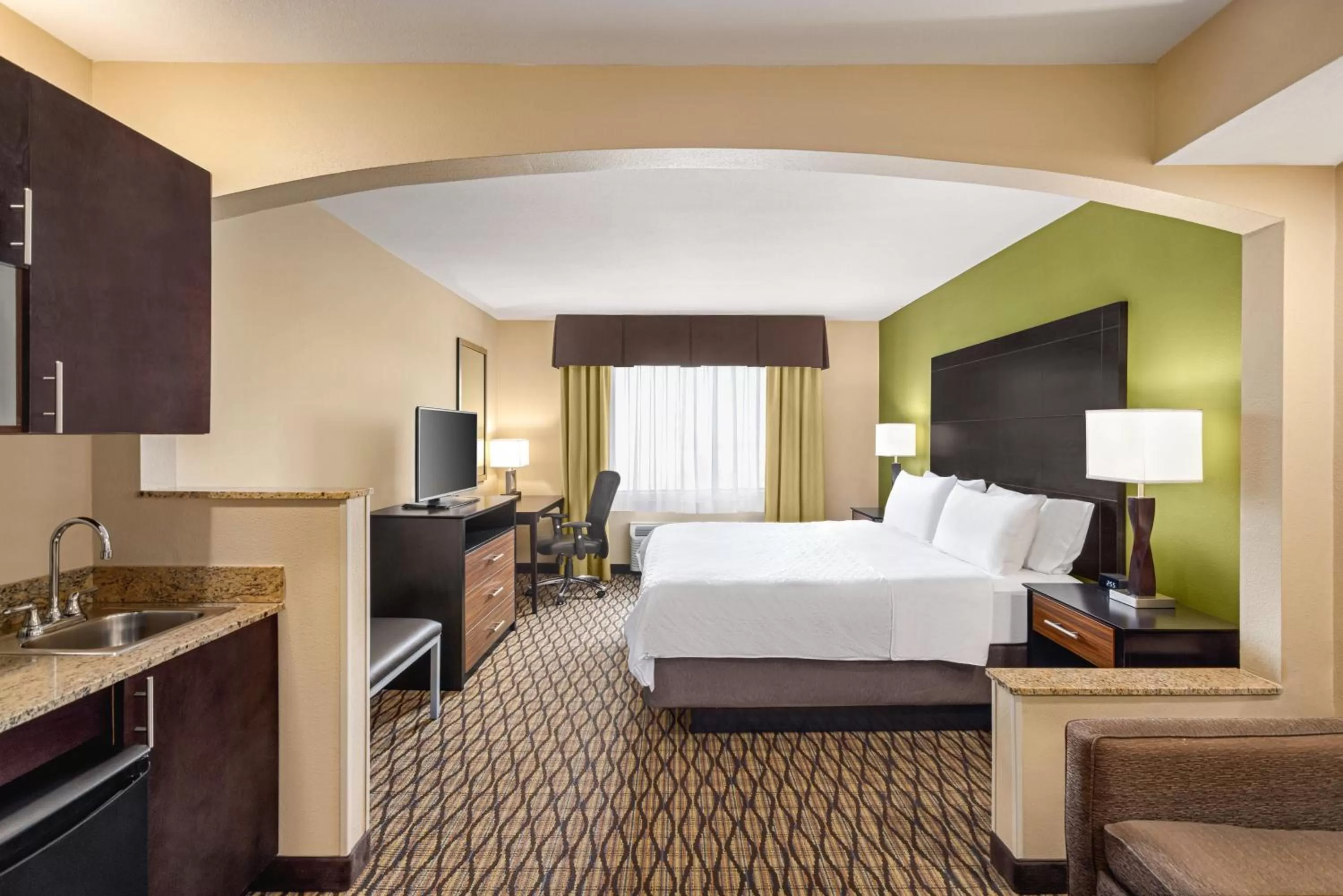 Bedroom, Bed in Holiday Inn Express Hotel & Suites Edmond by IHG