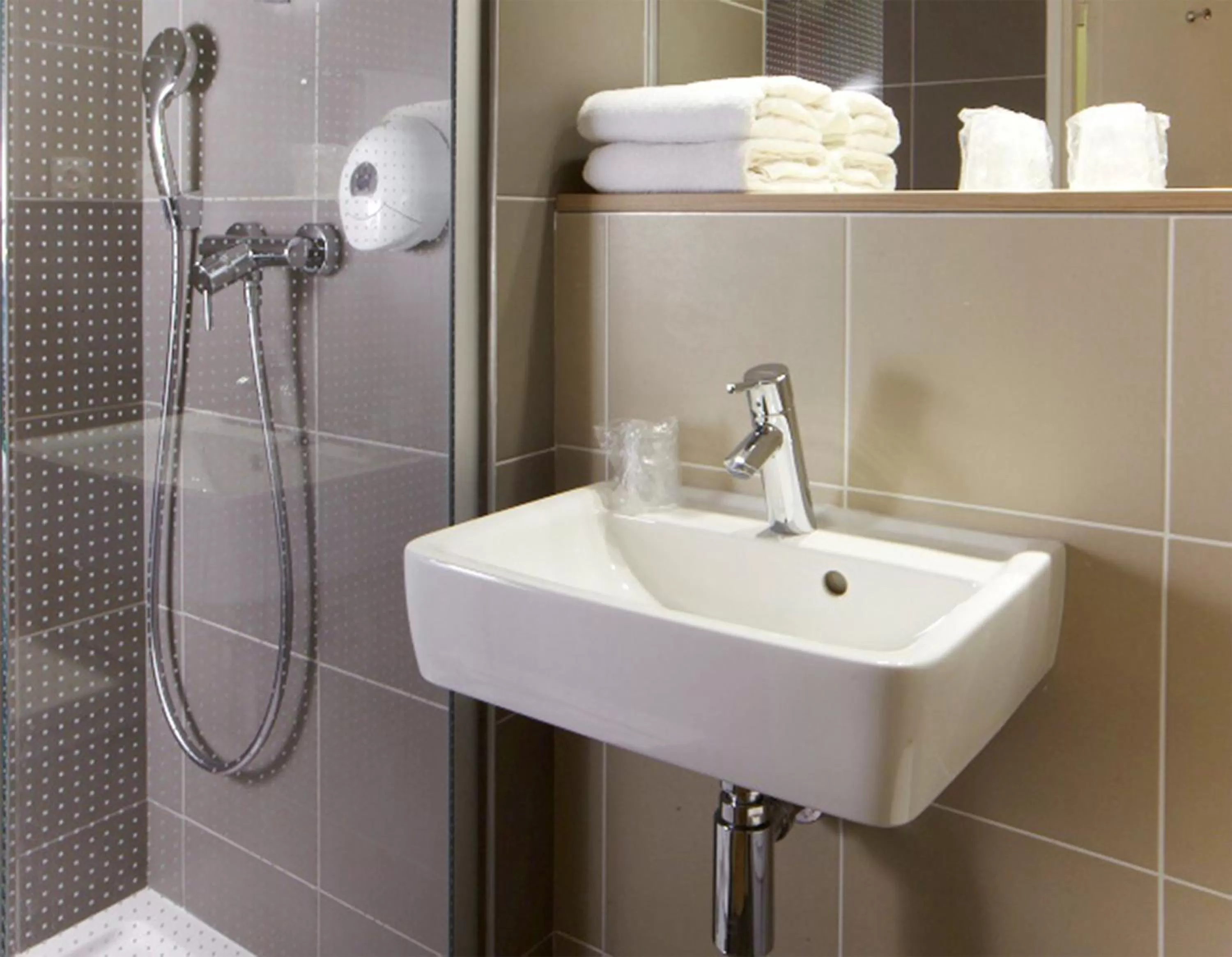 Shower in B&B HOTEL Lyon Aéroport Saint-Quentin-Fallavier