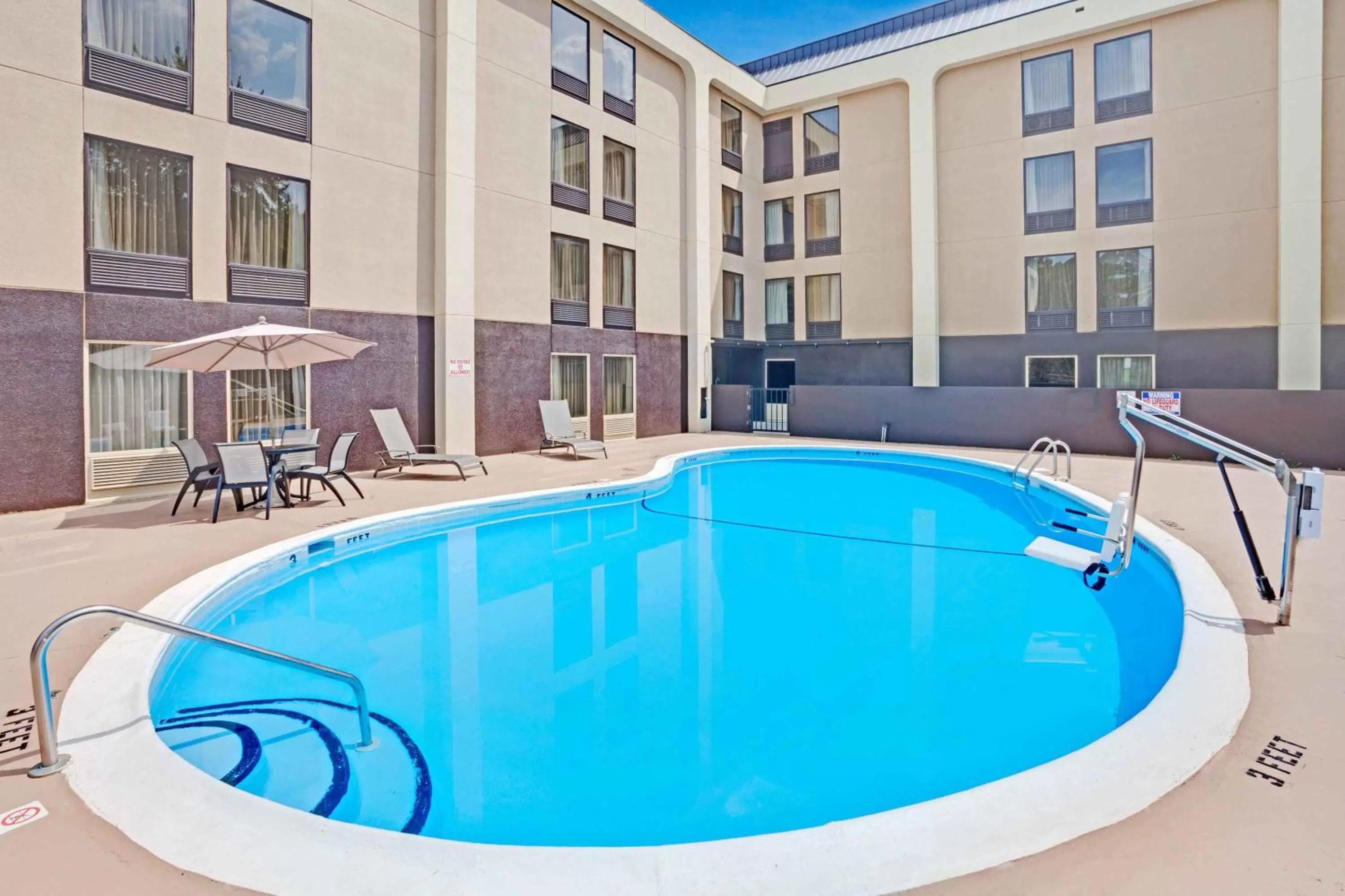 Swimming pool in Wyndham Garden Charlotte Airport Southeast