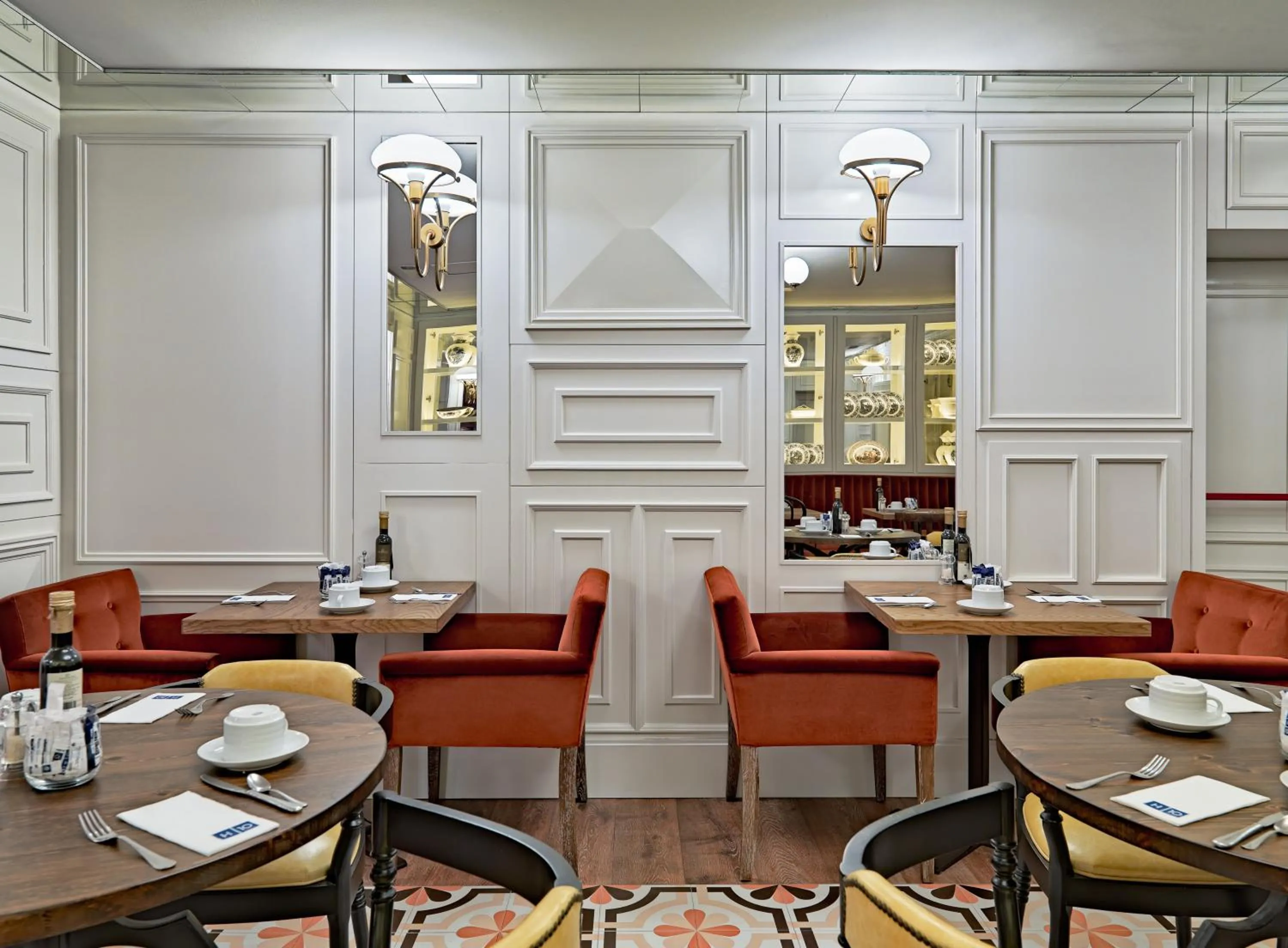 Restaurant/places to eat in Boutique Hotel H10 Villa de la Reina