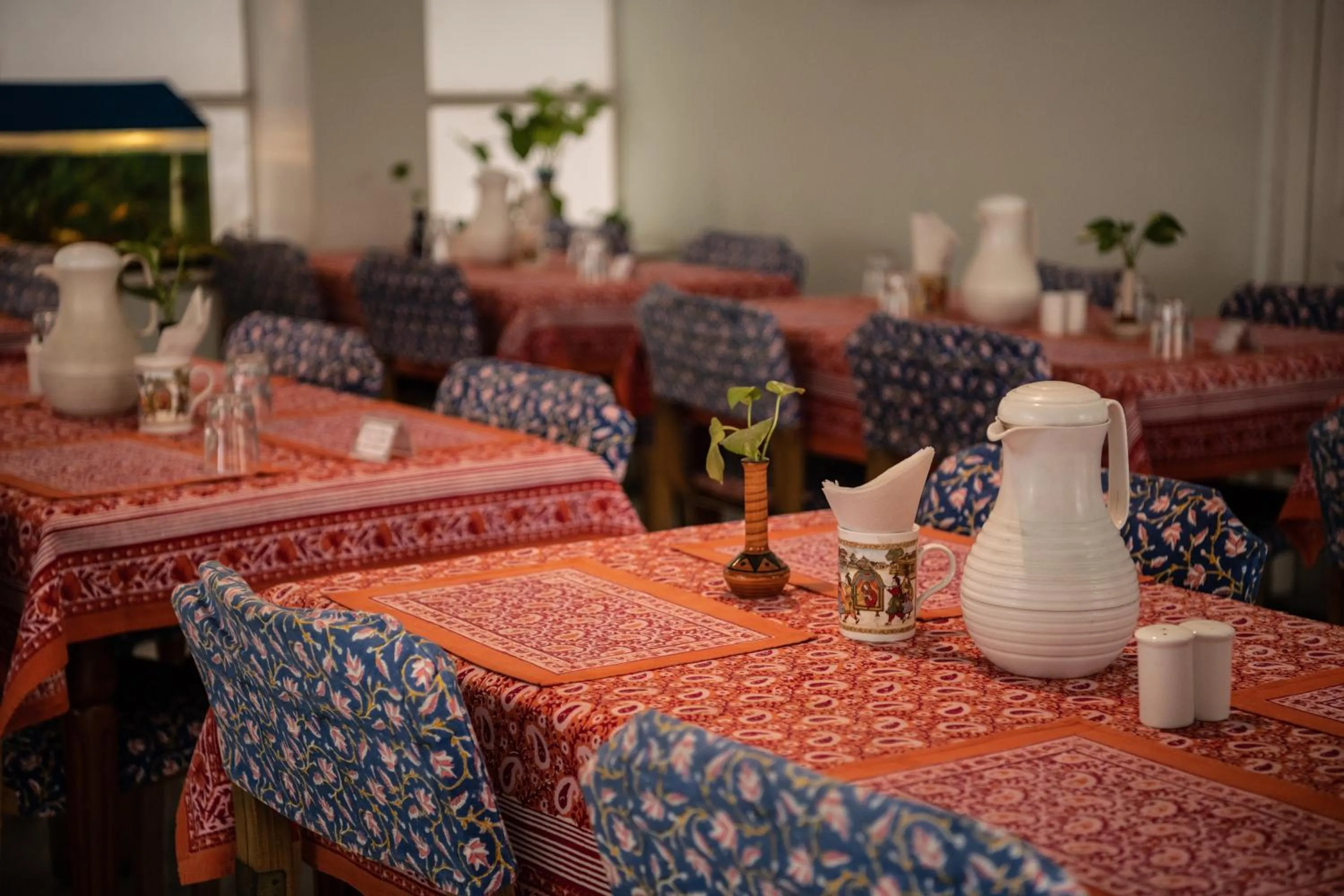 Restaurant/places to eat in Tara Niwas