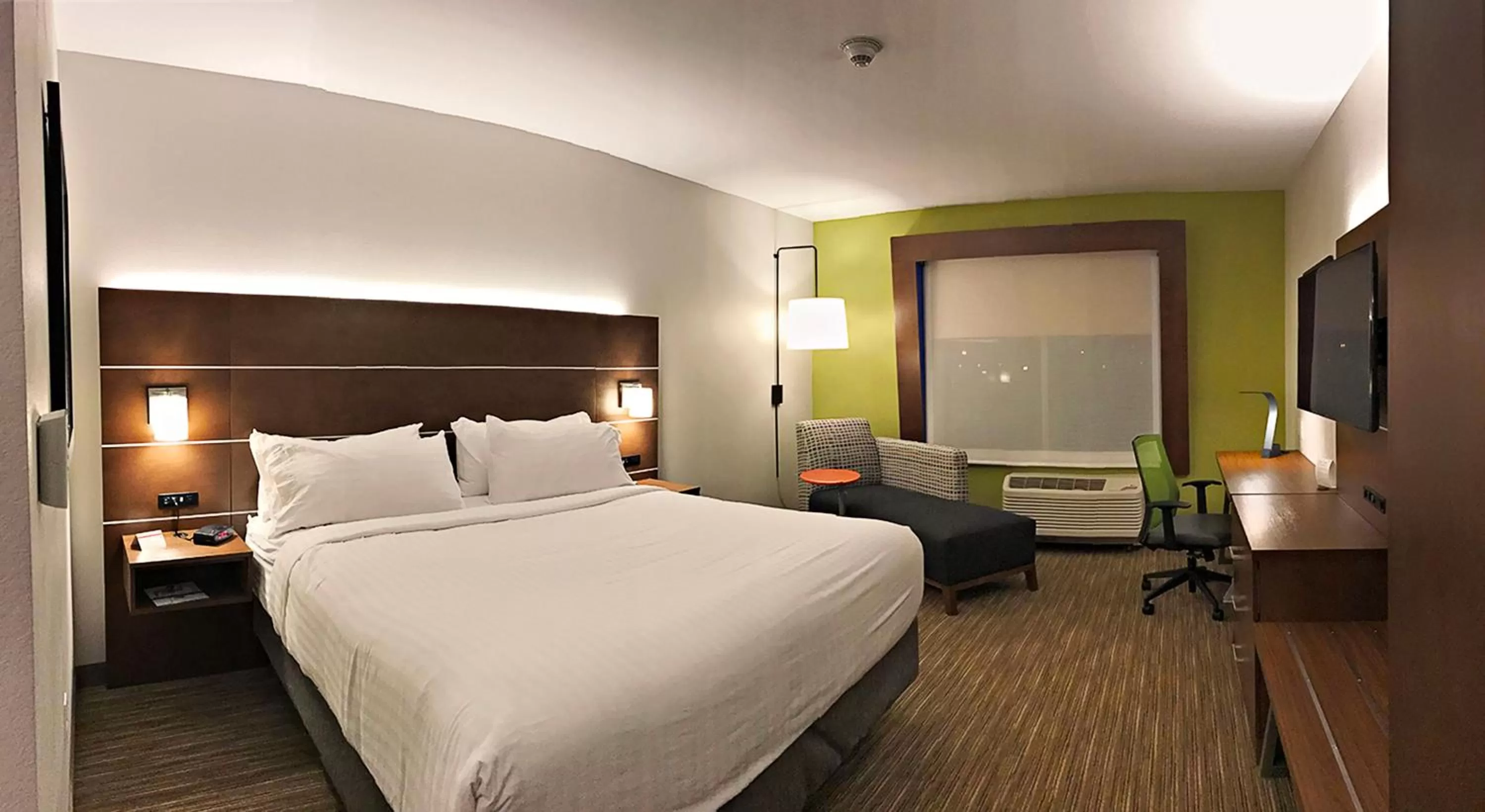 Photo of the whole room, Bed in Holiday Inn Express & Suites - Sterling by IHG