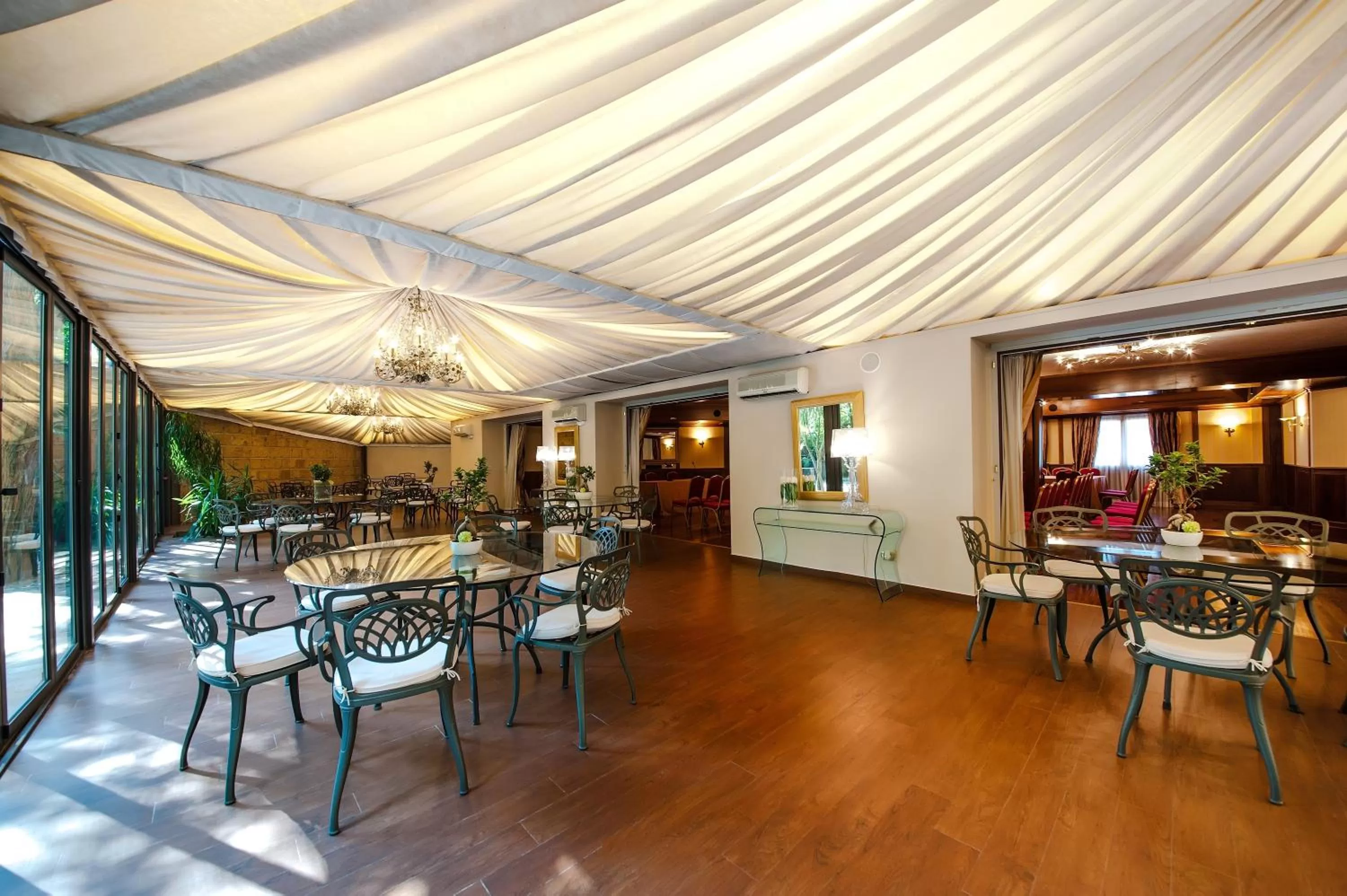 Communal lounge/ TV room in Hotel Villa Traiano