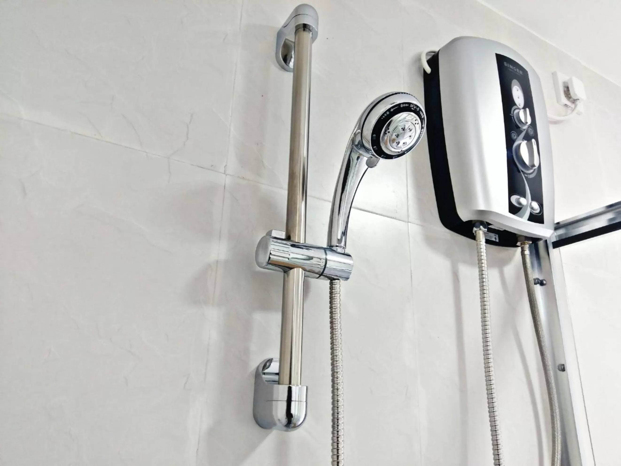 Shower, Bathroom in Mahaweli View Inn