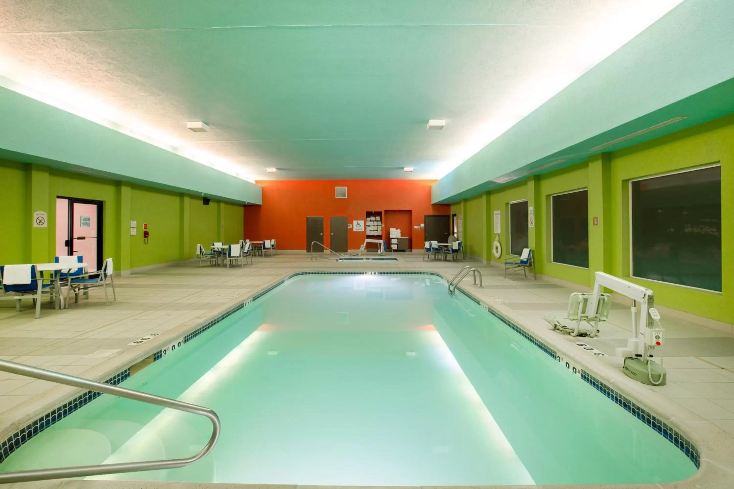 Swimming pool in Holiday Inn Express Hotel & Suites Columbus by IHG
