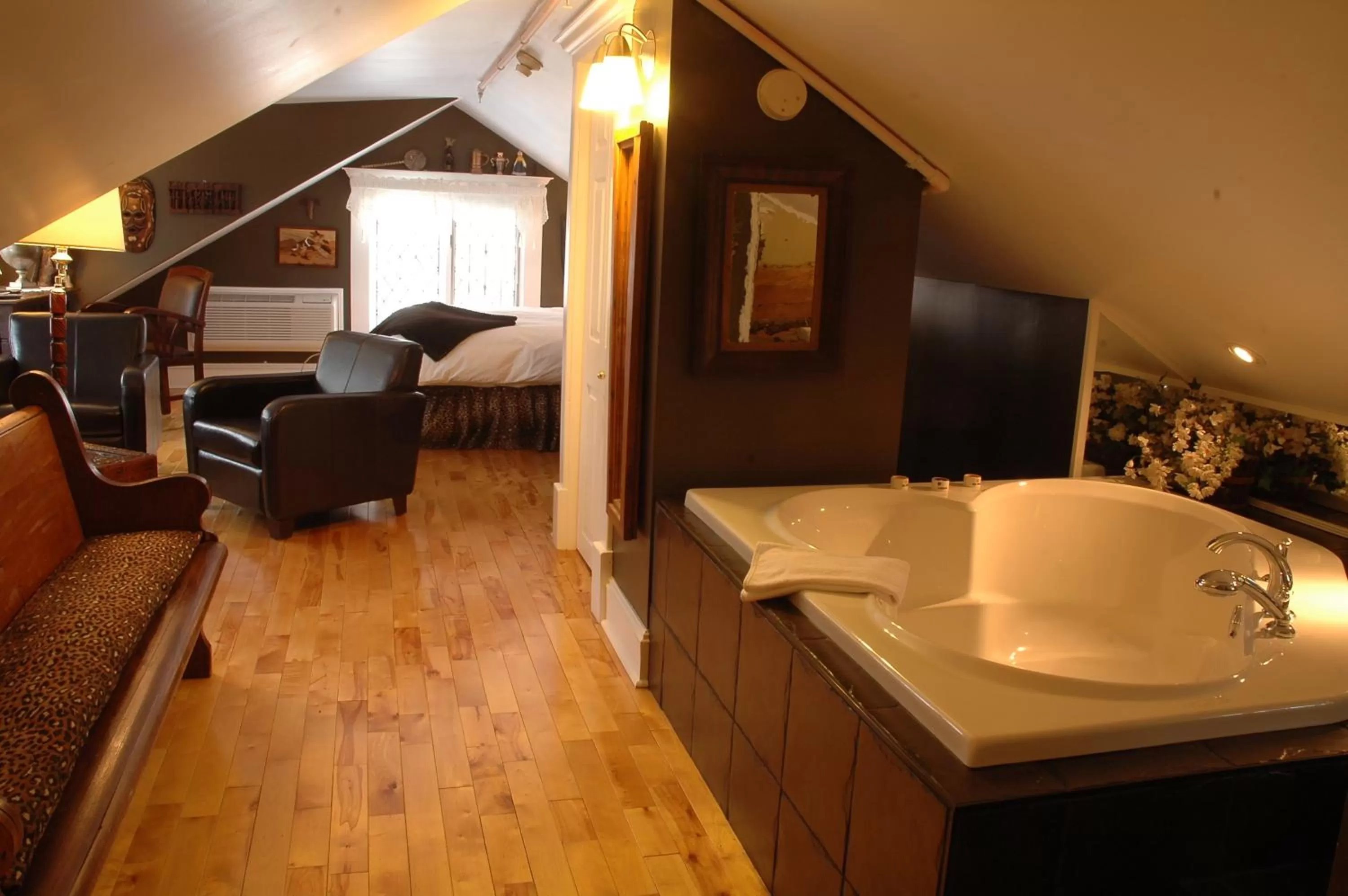 Photo of the whole room, Bed in Leaside Manor