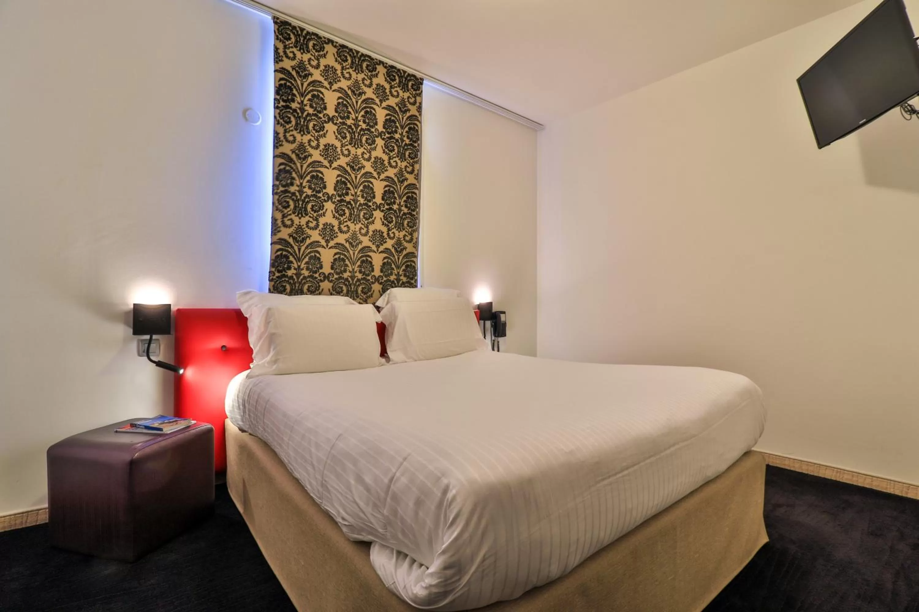 Bedroom, Bed in Hôtel restaurant Kyriad Fréjus