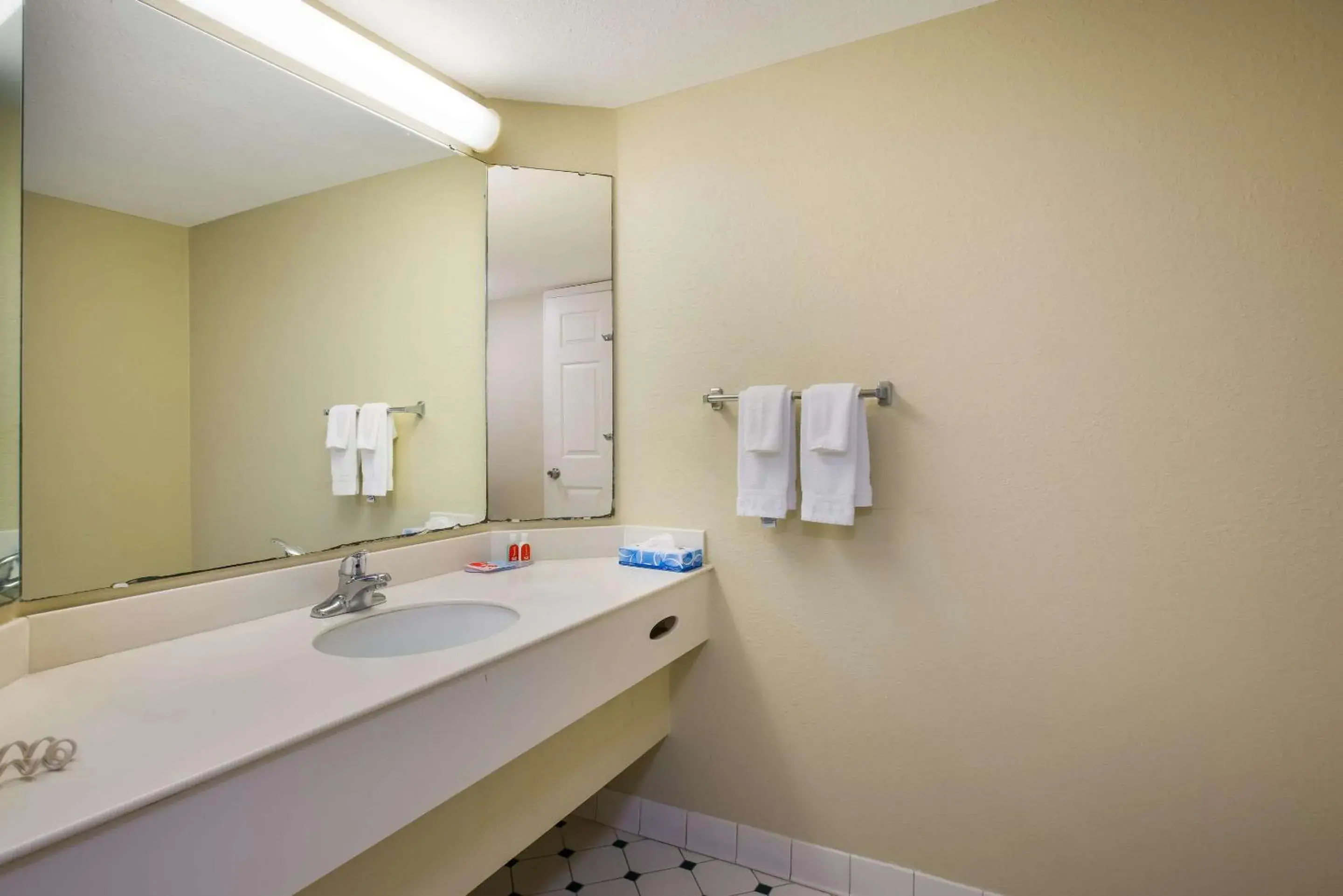 King Room - Disability Access/ Roll In Shower, 1st Floor - Non Smoking in Econo Lodge King Room - Disability Access/ Roll In Shower, 1st Floor - Non Smoking in Econo Lodge