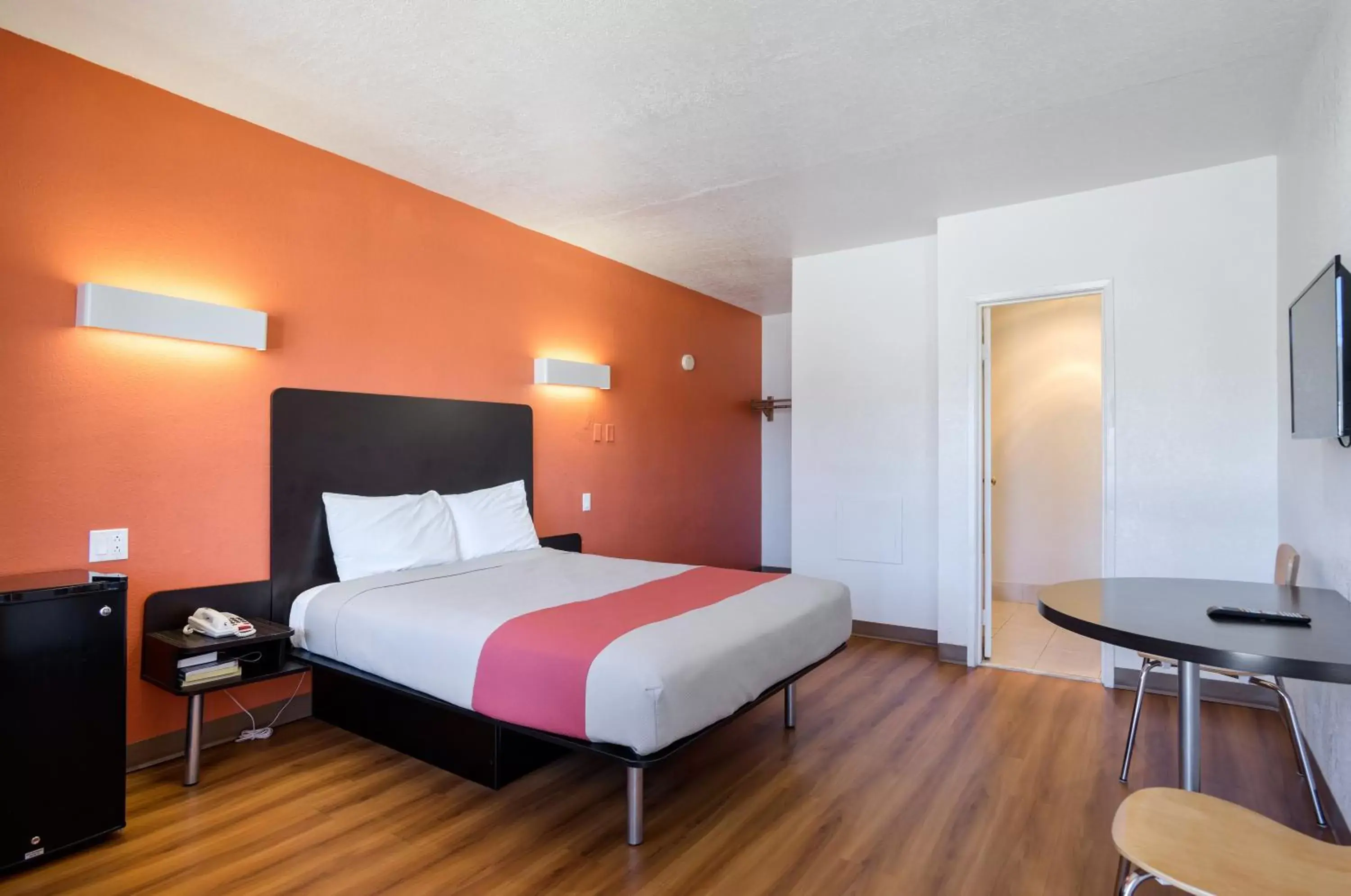 Queen Room - single occupancy - Non-Smoking in Motel 6-Santa Fe, NM - Downtown Queen Room - single occupancy - Non-Smoking in Motel 6-Santa Fe, NM - Downtown