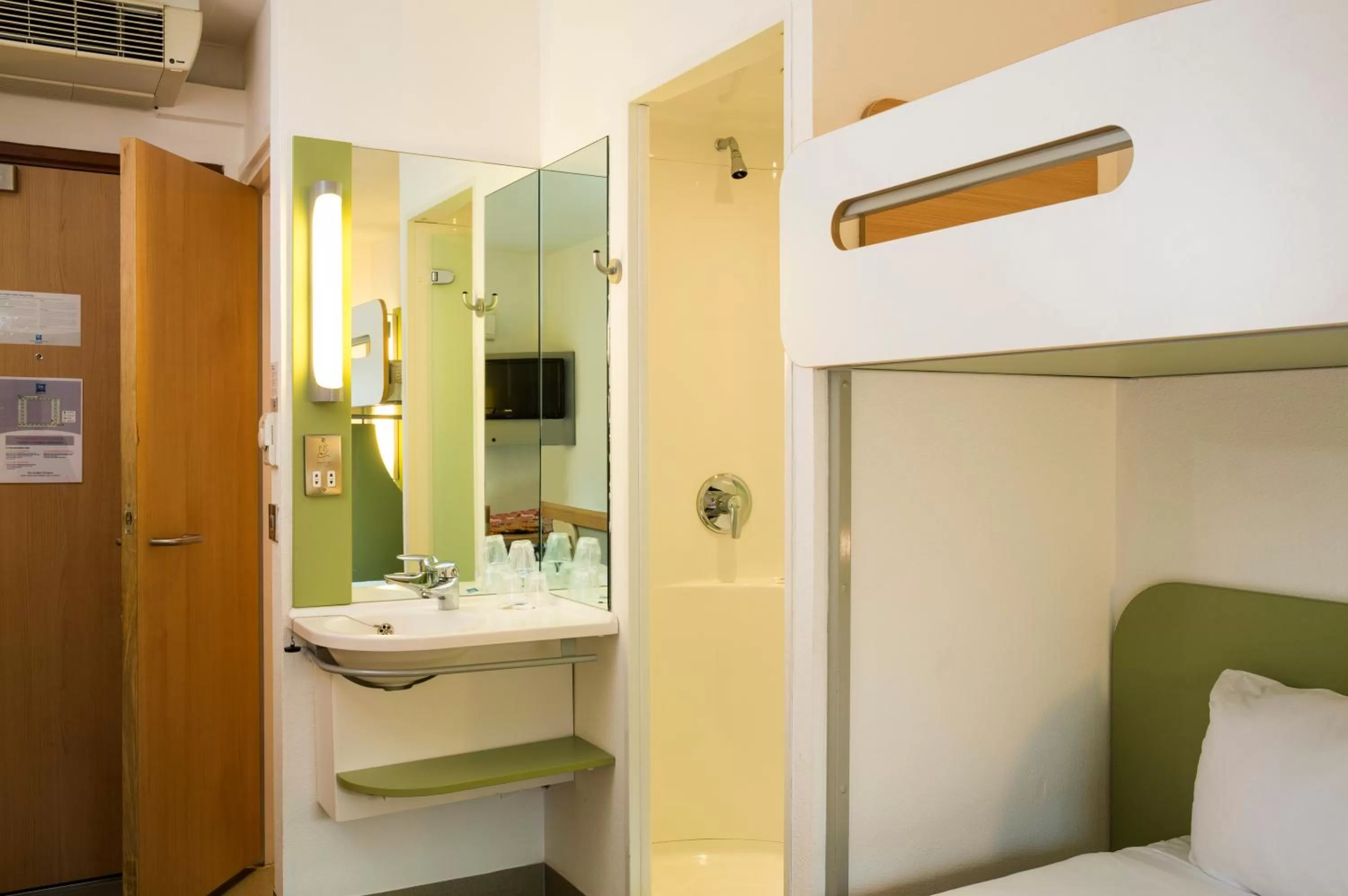 Bedroom in ibis budget Glasgow