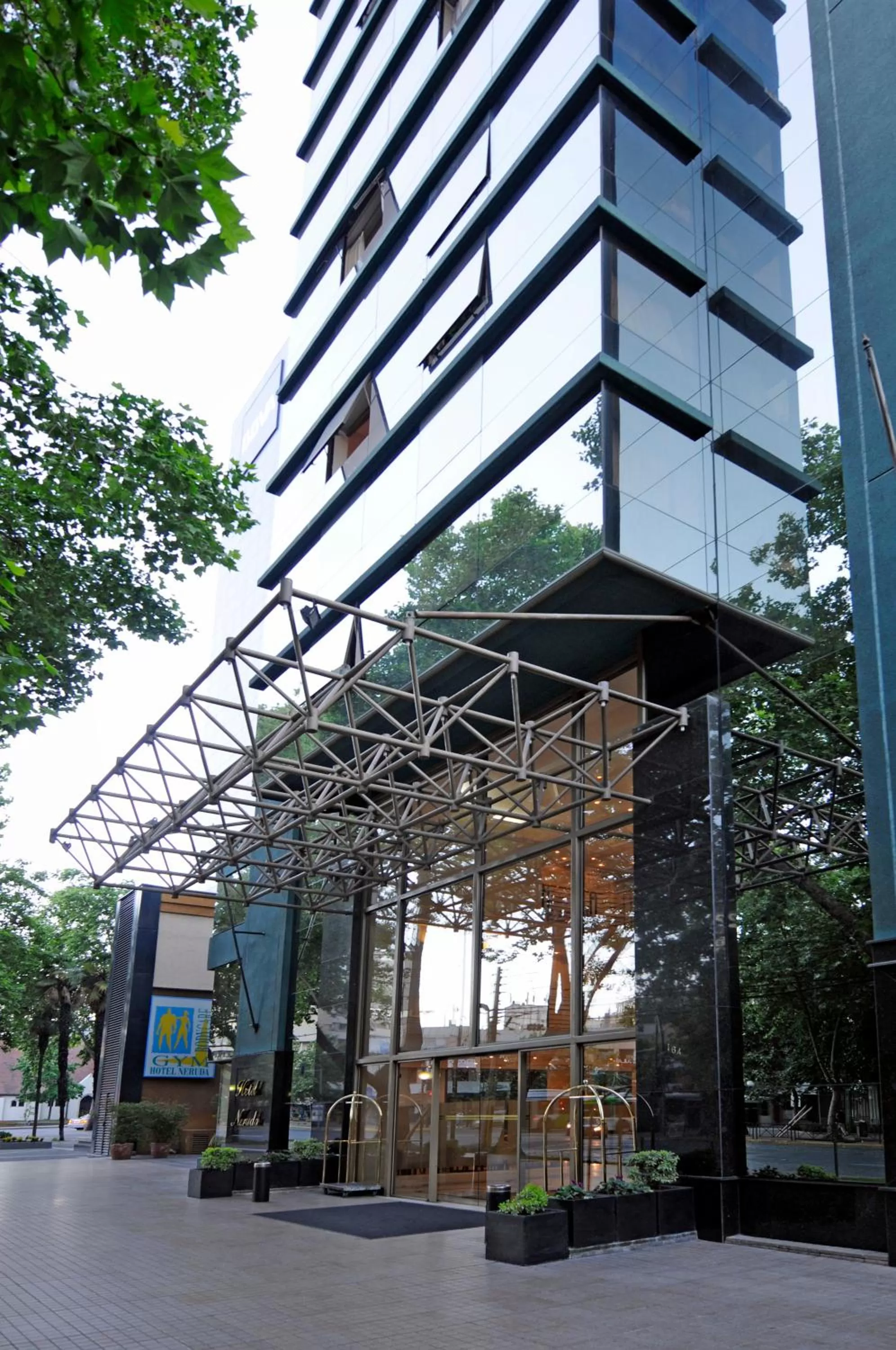 Facade/entrance in MR Apart Providencia (ex Apart Neruda)