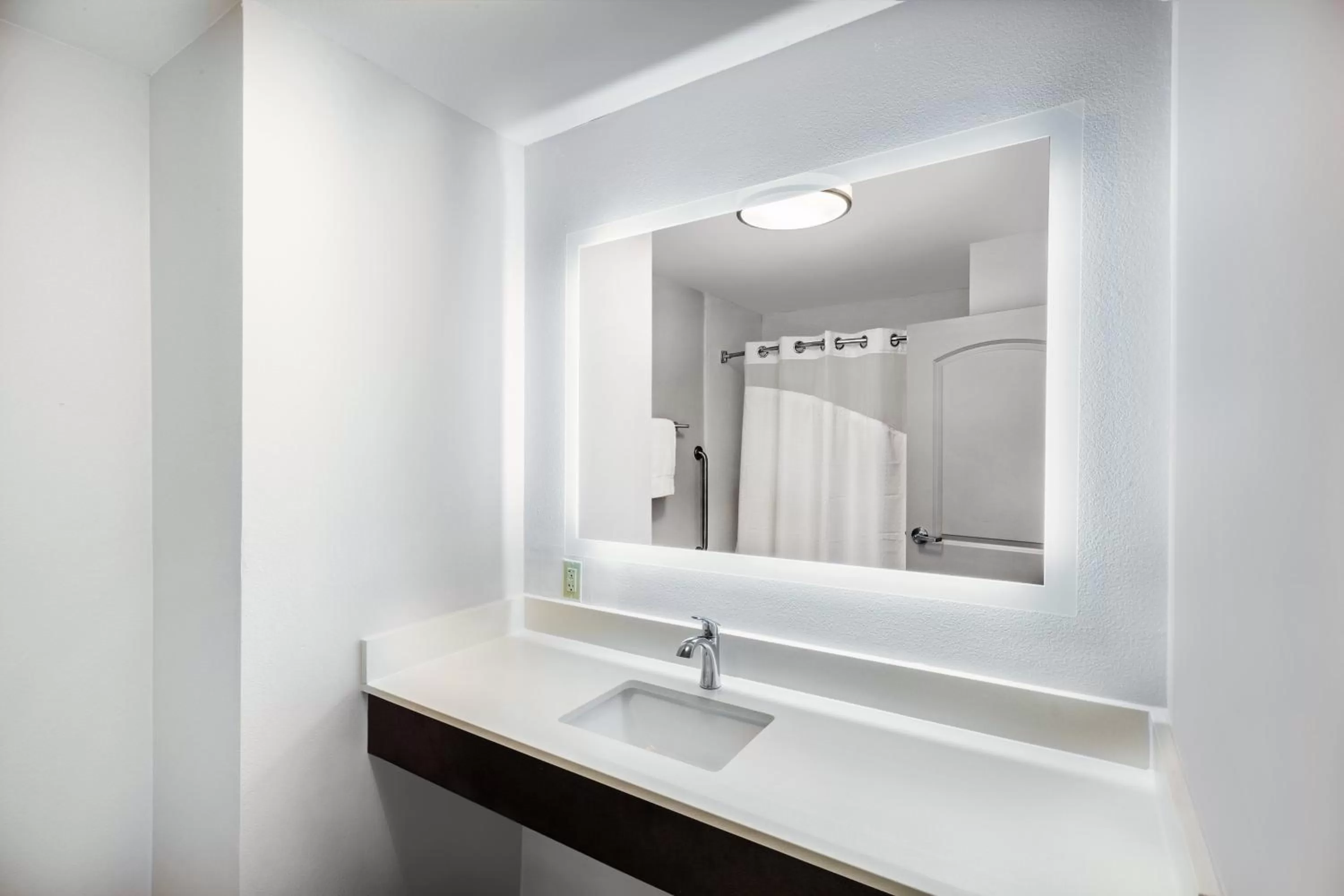 Bathroom in Holiday Inn Express & Suites Baton Rouge East by IHG