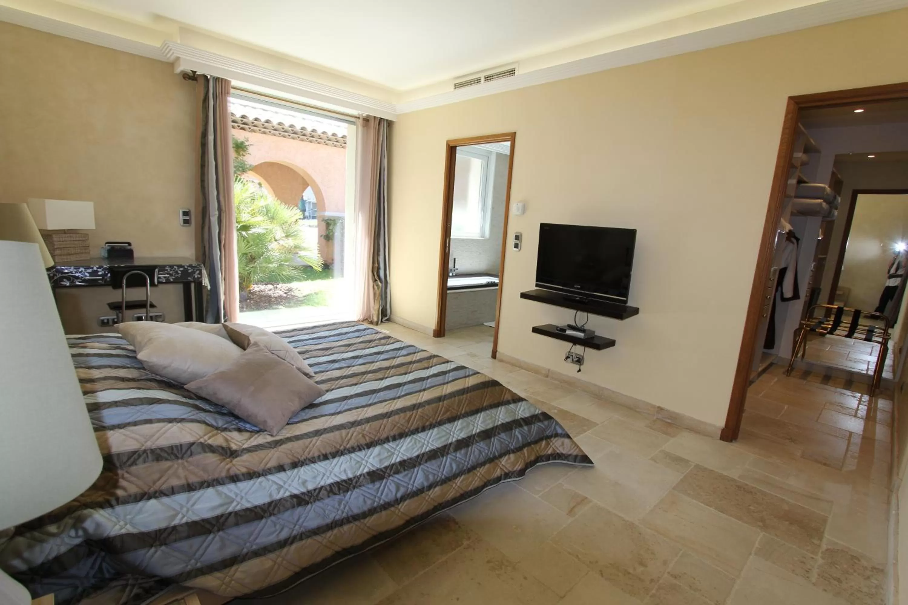 TV and multimedia, Bed in "AU HAVRE DE PAIX" 5 étoiles Prestige jacuzzi, hammam, sauna, PISCINE chauffée Mougins Cannes Grasse