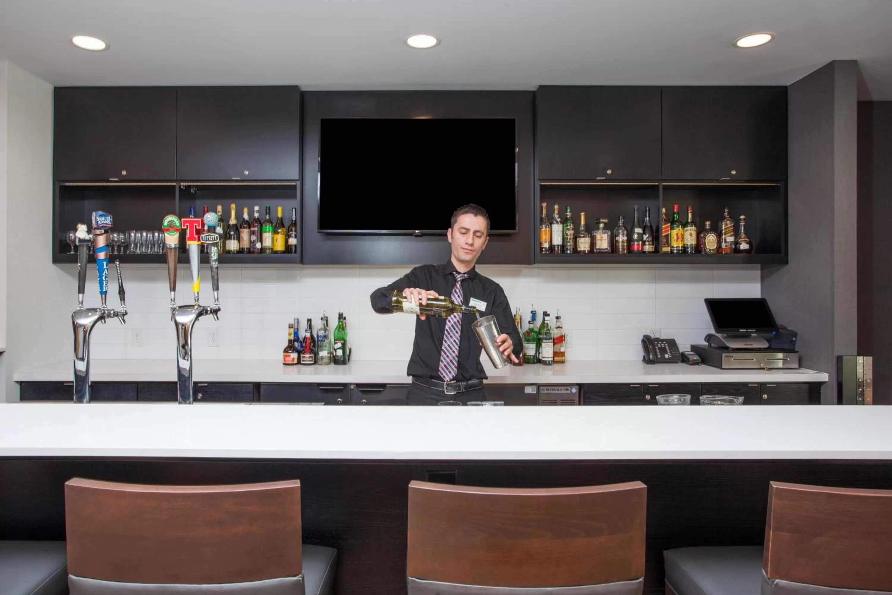 Lounge or bar in Holiday Inn Ottawa East by IHG