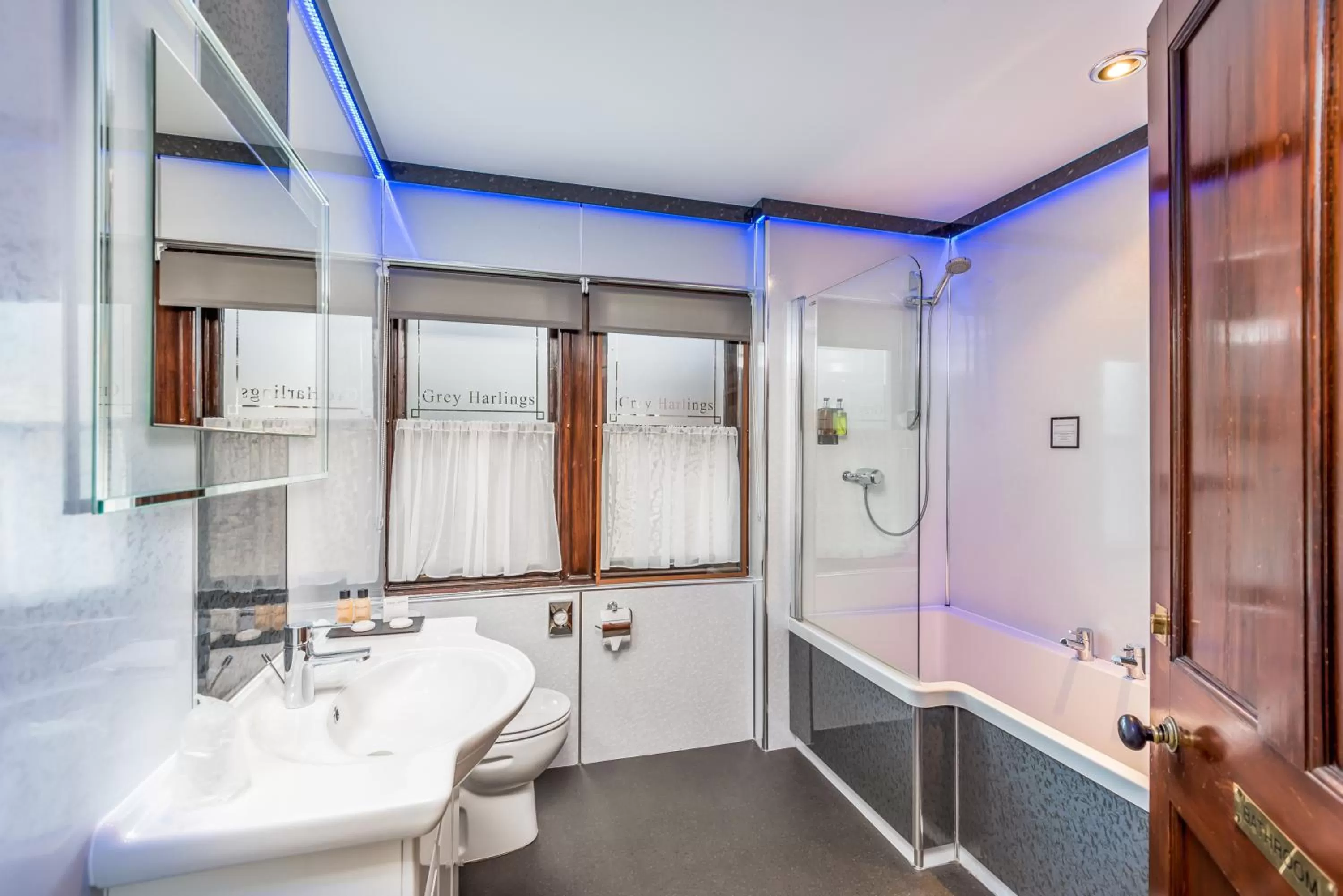 Bathroom in Grey Harlings Rooms