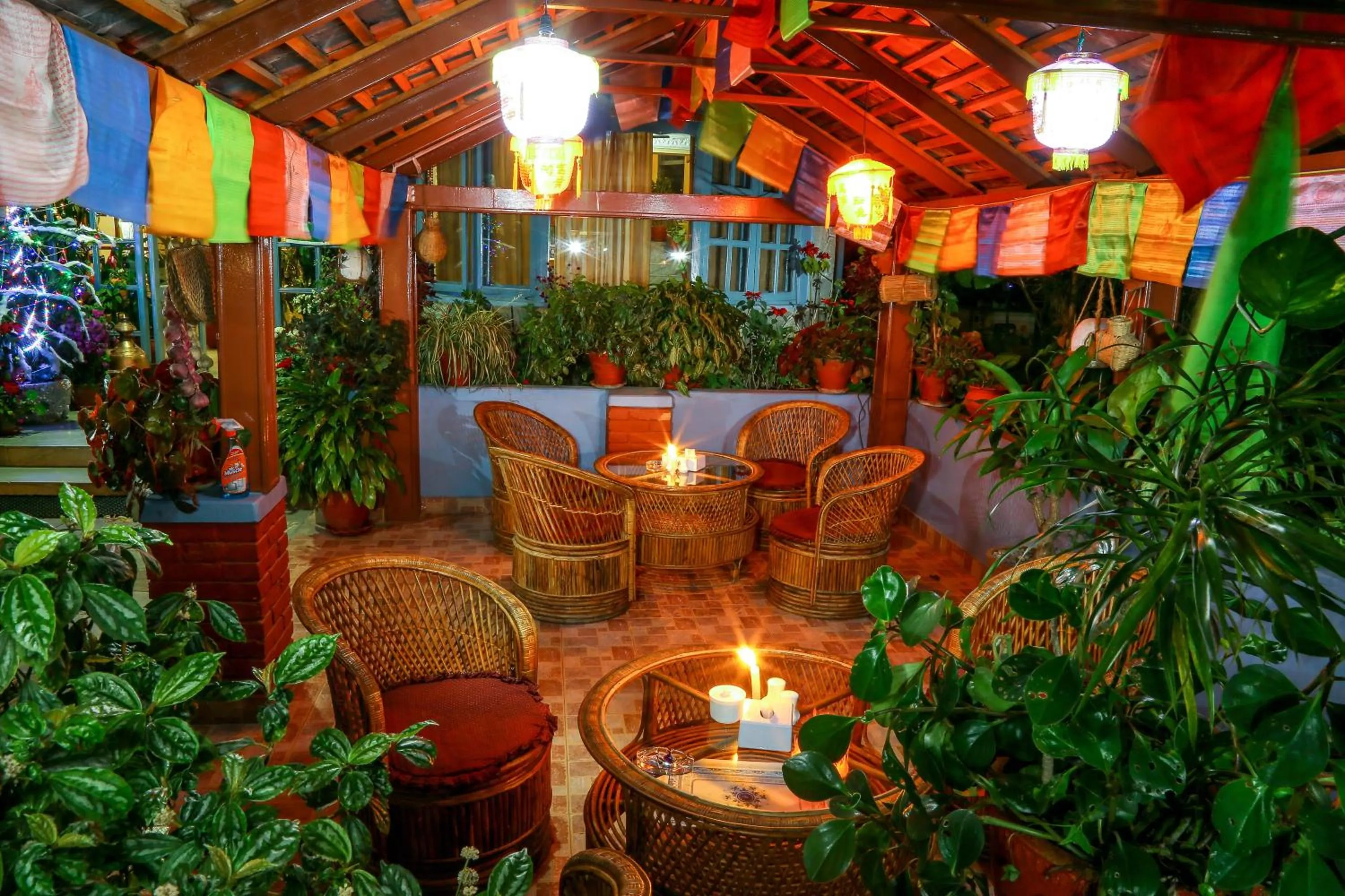 Restaurant/places to eat in Hotel Silver Oaks Inn