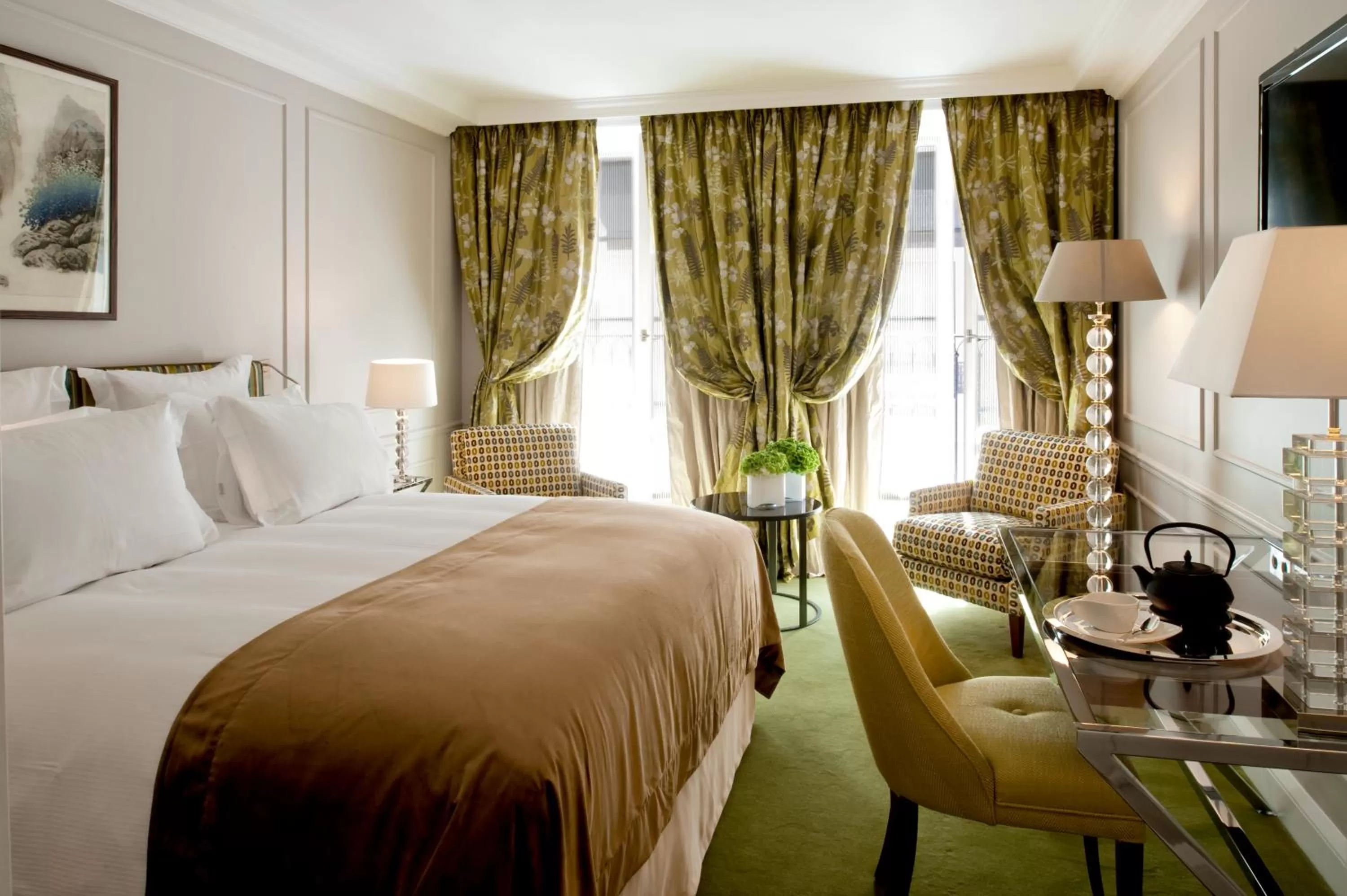 Photo of the whole room, Bed in Le Burgundy Paris