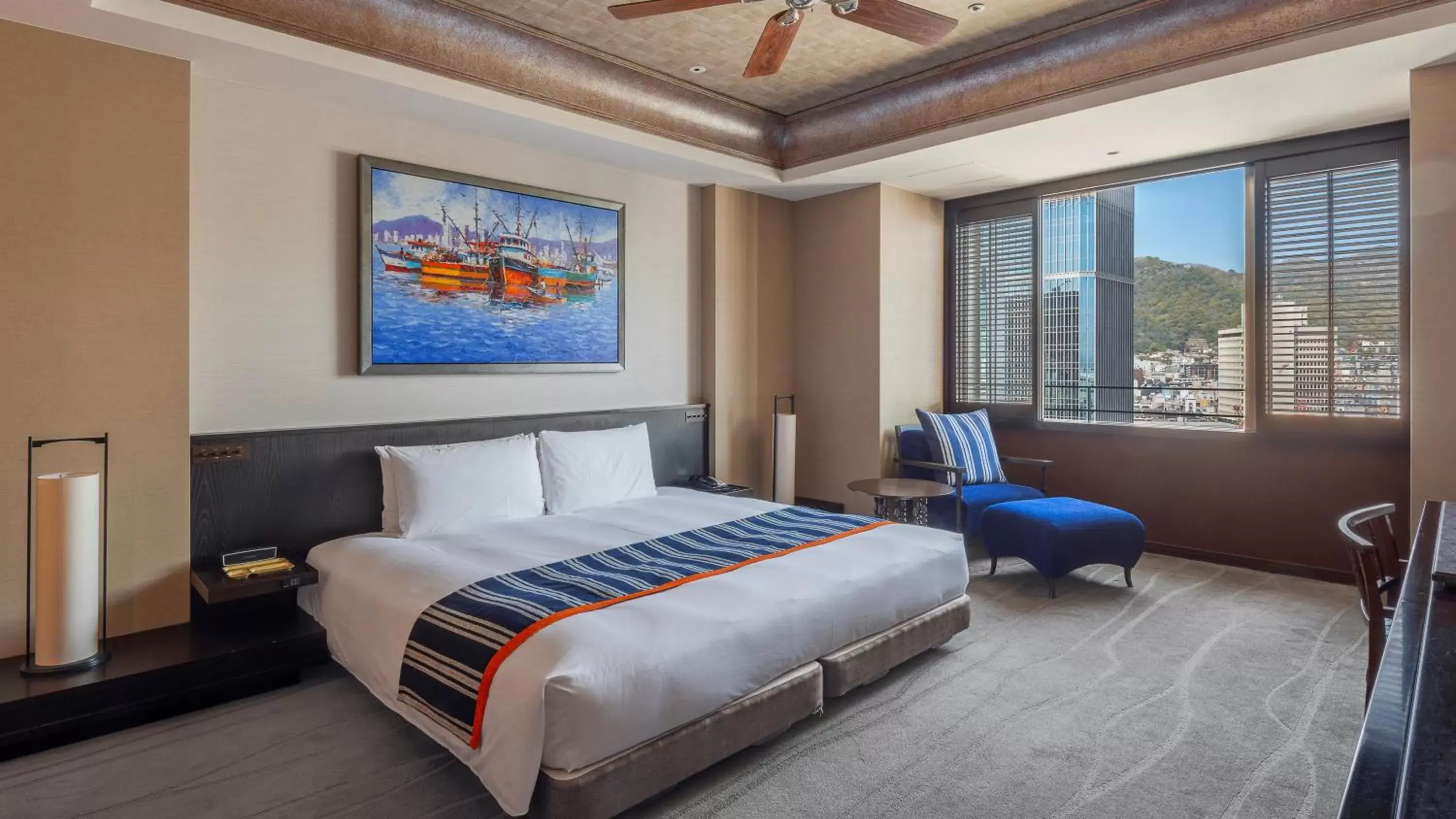 Club King Room - City View on Higher Floor with Complimentary Mini-bar in Oriental Hotel Club King Room - City View on Higher Floor with Complimentary Mini-bar in Oriental Hotel