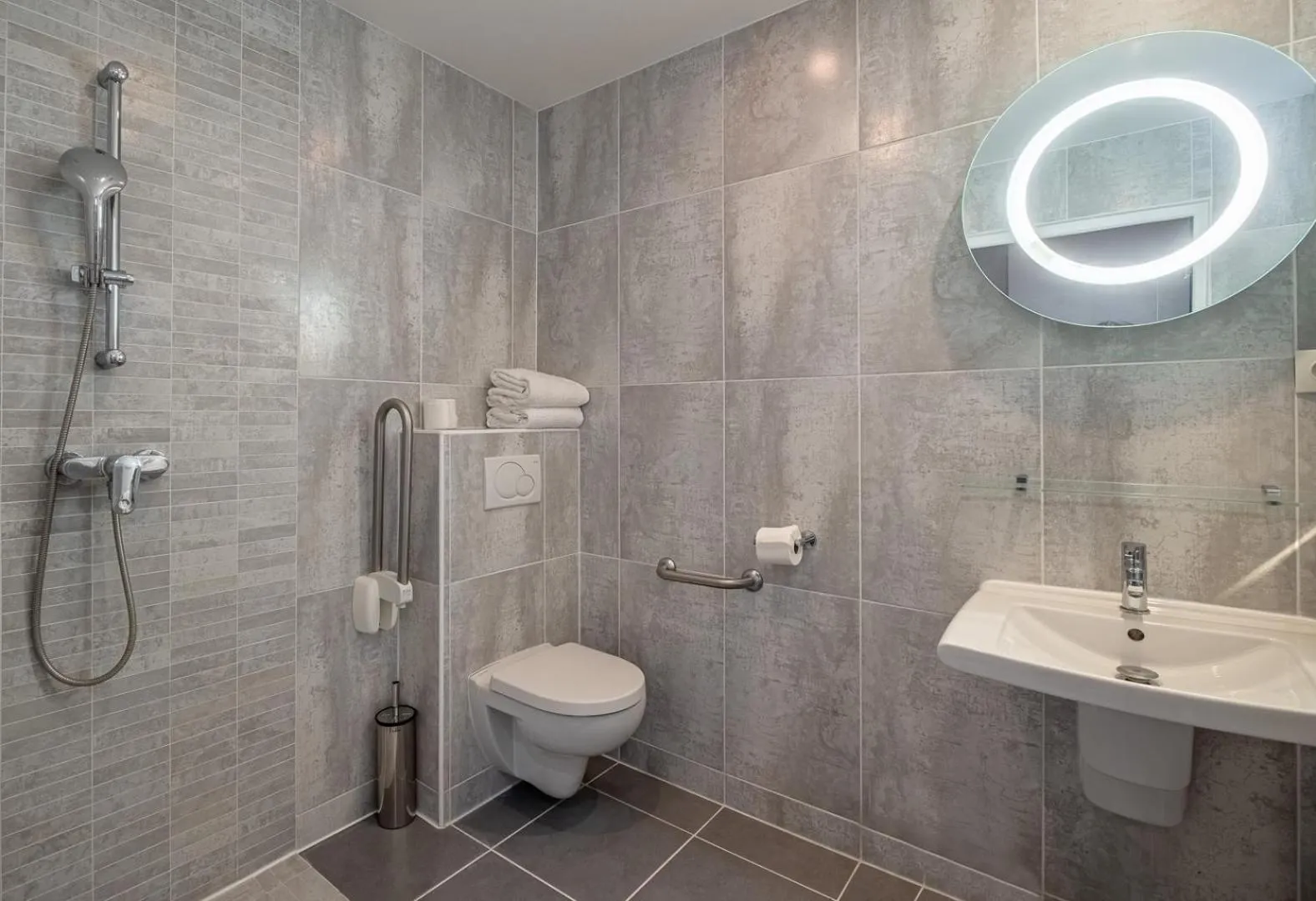 Bathroom in Makom Pereire