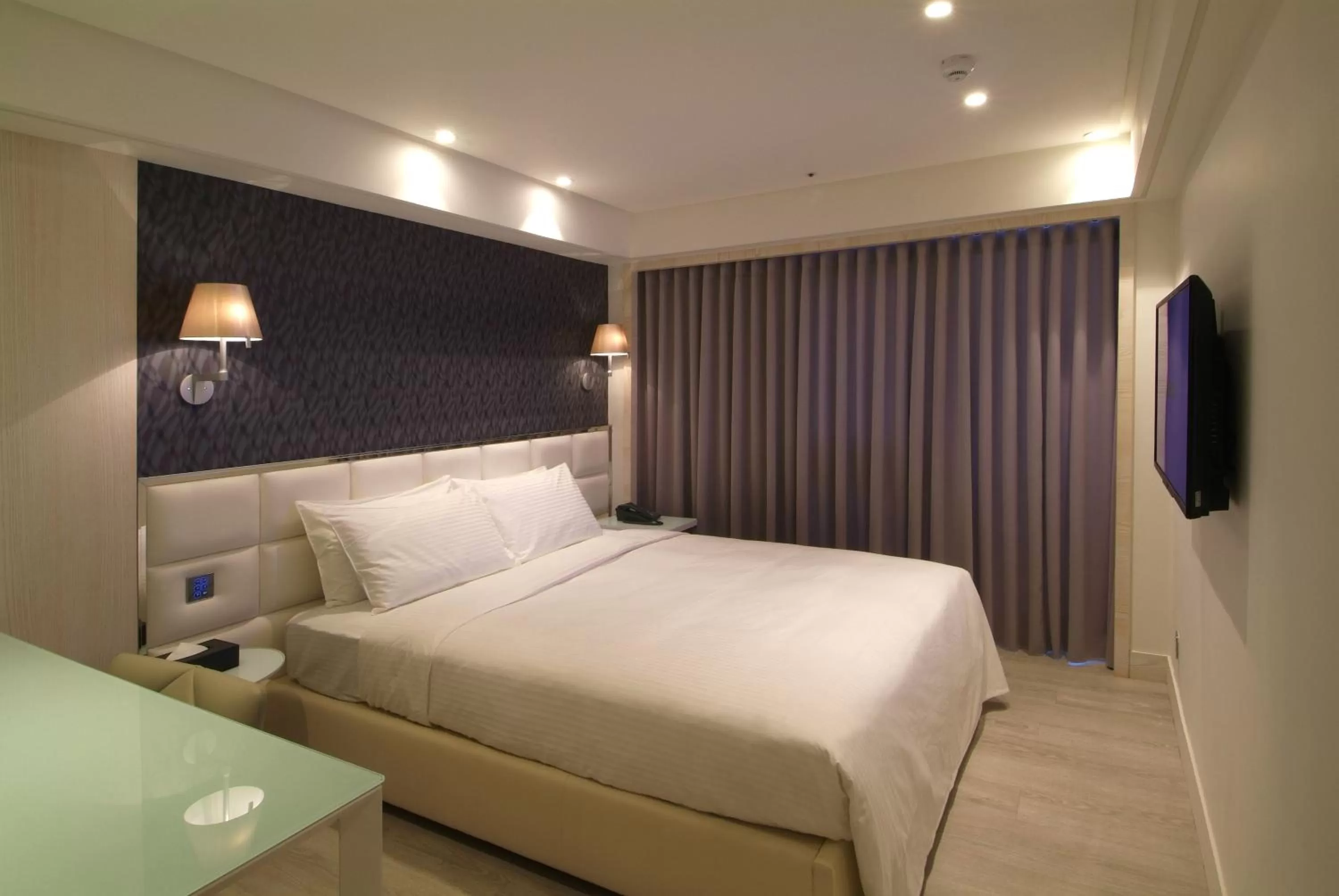 Photo of the whole room, Bed in The Cloud Hotel