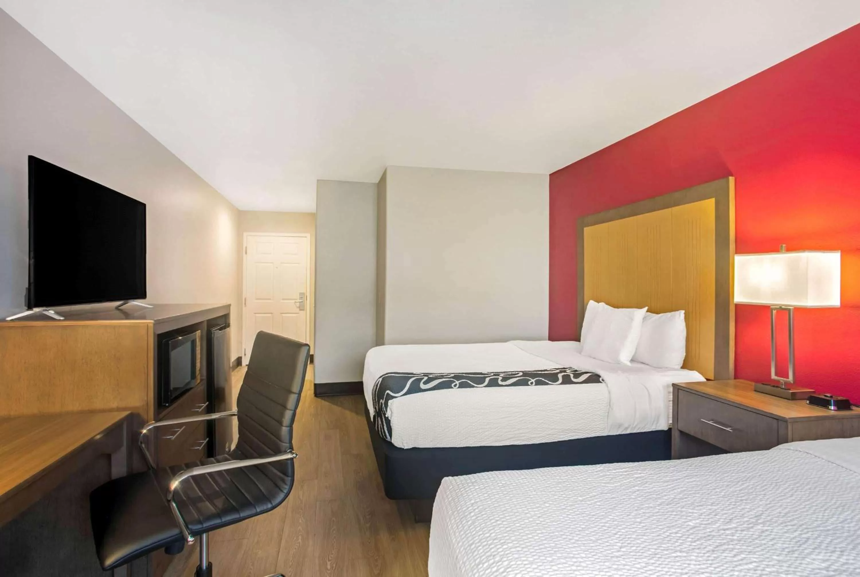 Photo of the whole room, Bed in La Quinta by Wyndham Fort Smith