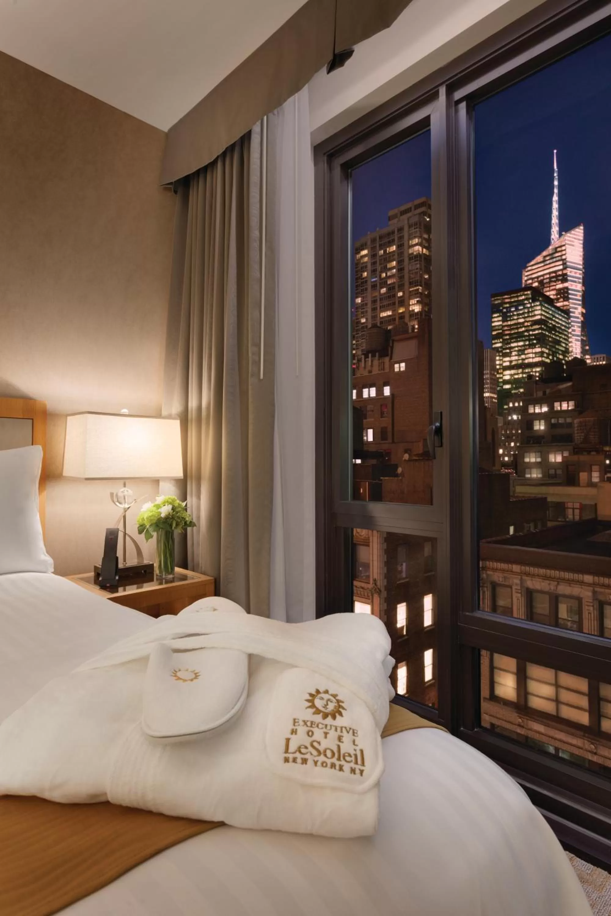 City view, Bed in Executive Hotel Le Soleil New York