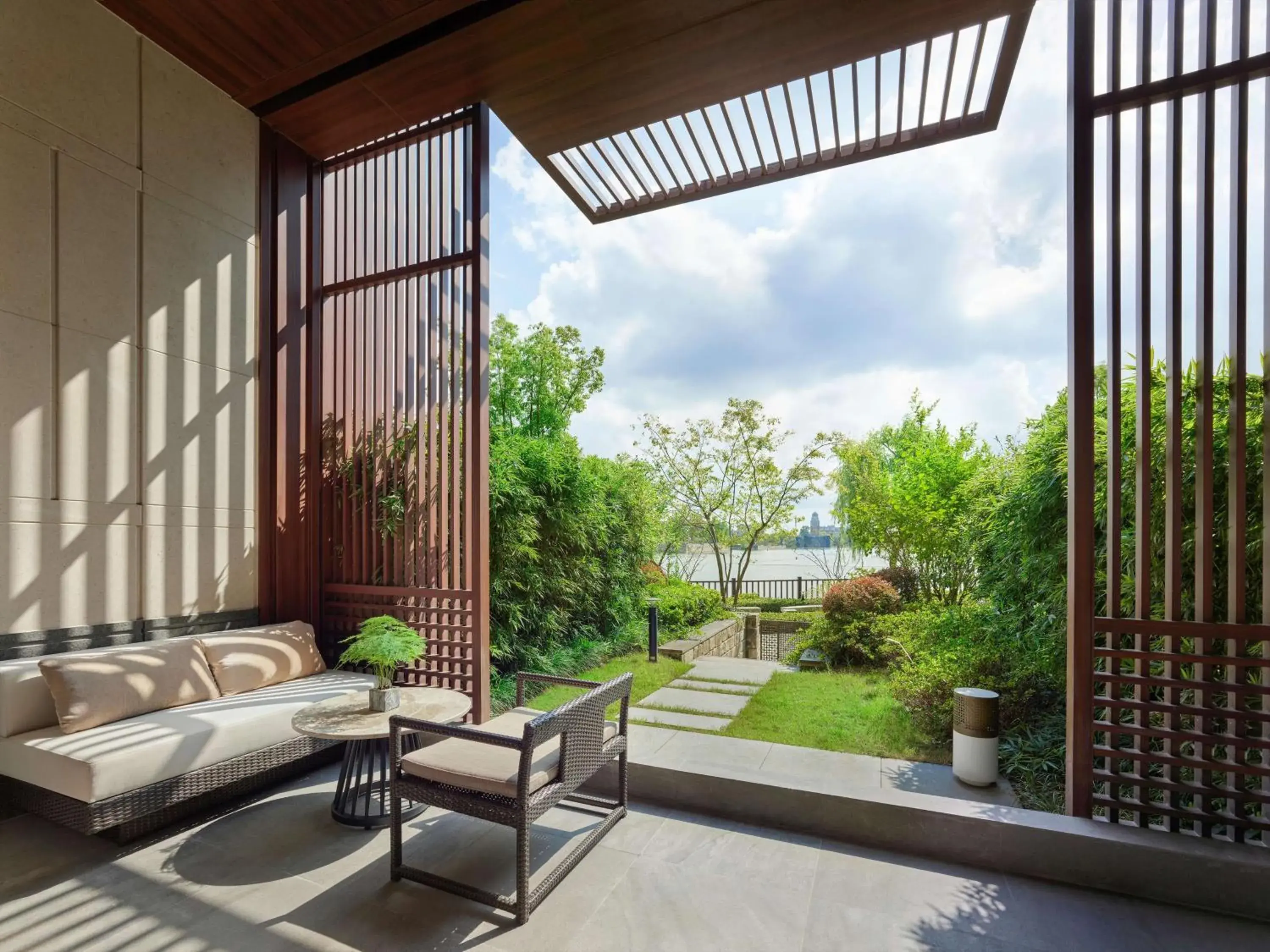 Premium Twin Room with Lake View and Courtyard in Hilton Shanghai Songjiang Guangfulin Premium Twin Room with Lake View and Courtyard in Hilton Shanghai Songjiang Guangfulin