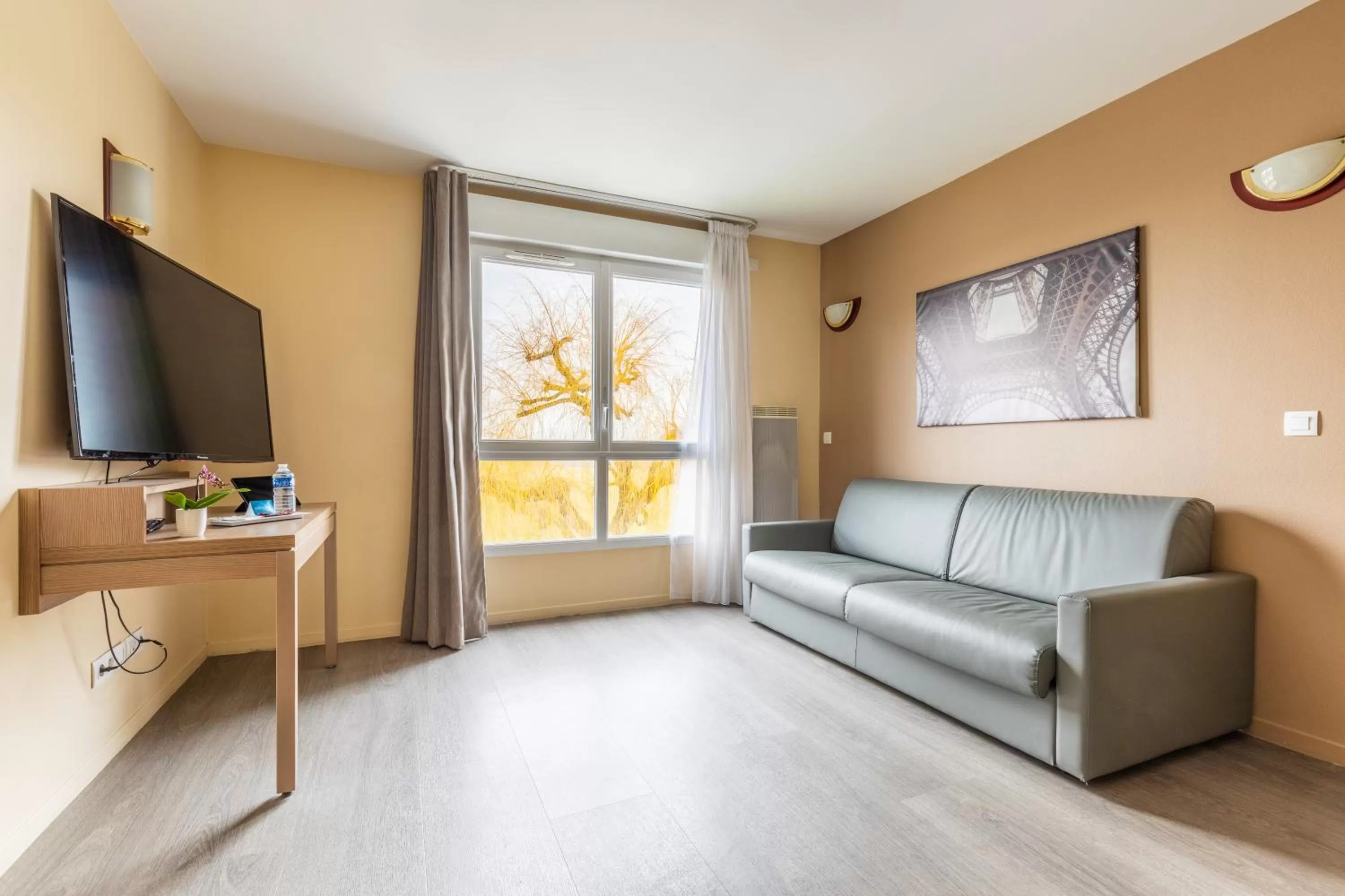 Communal lounge/ TV room in Zenitude Hôtel-Résidences Magny-les-Hameaux