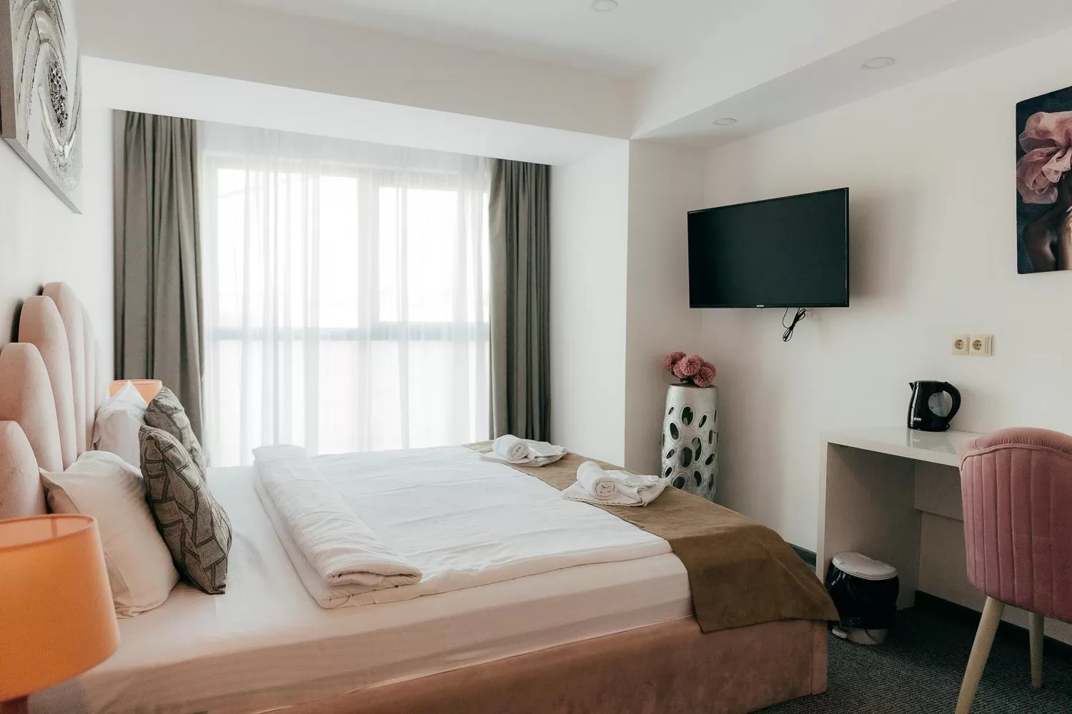 Communal lounge/ TV room, Bed in Royal Plaza Hotel