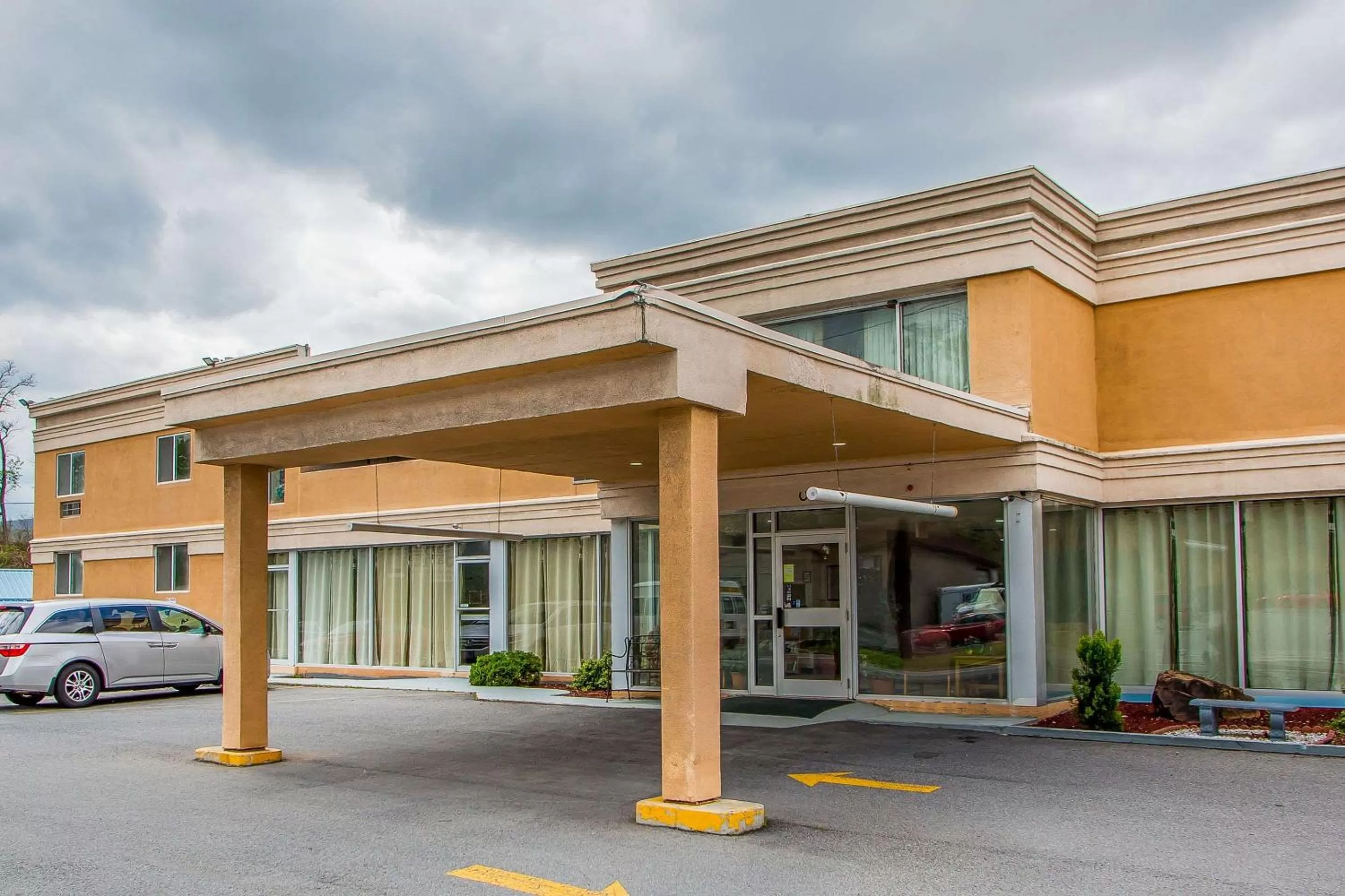 Property building in Rodeway Inn Bedford