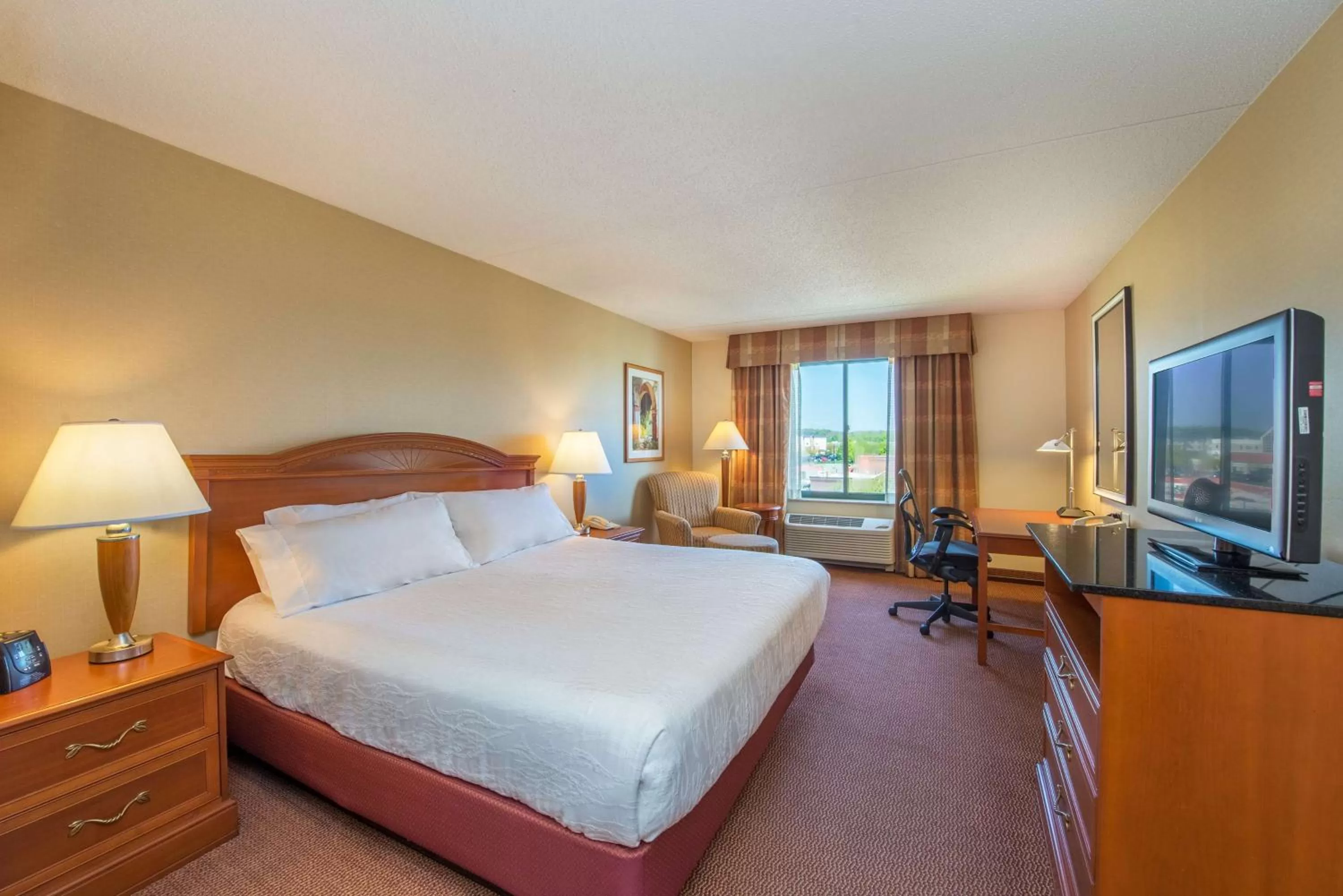 Bedroom, Bed in Hilton Garden Inn Fishkill