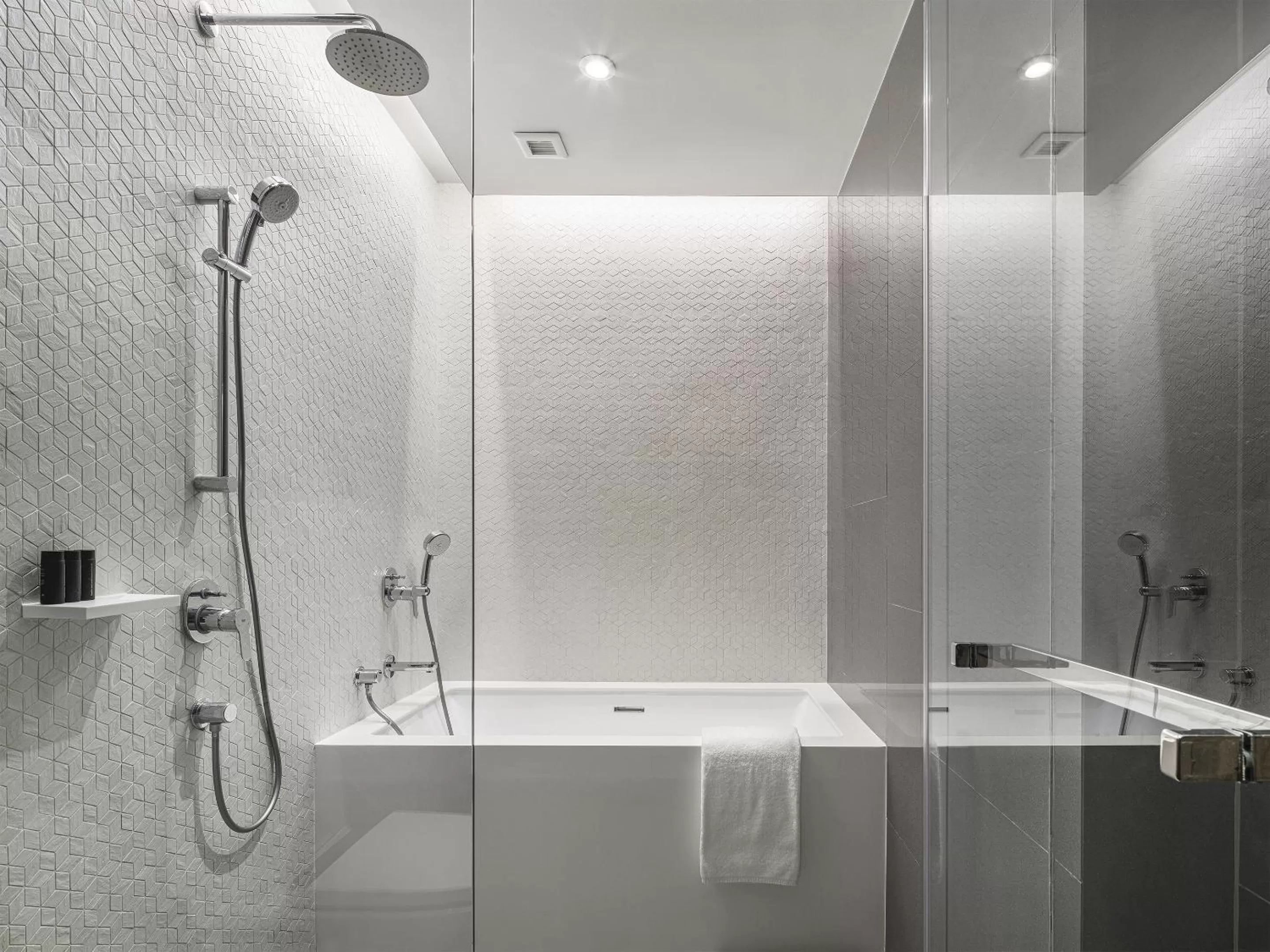 Shower in Oakwood Suites Bangkok