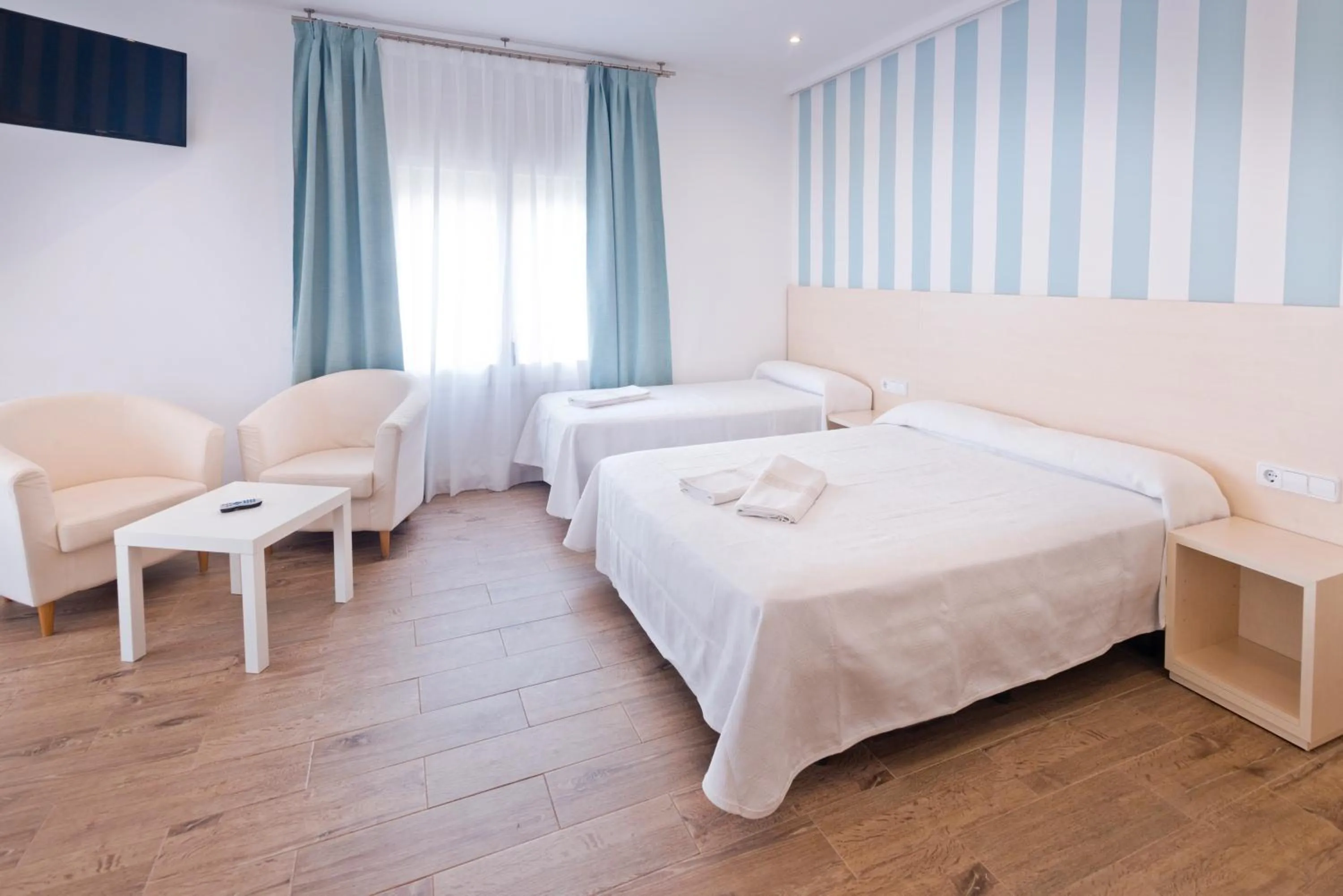 Dinner, Bed in Mercè