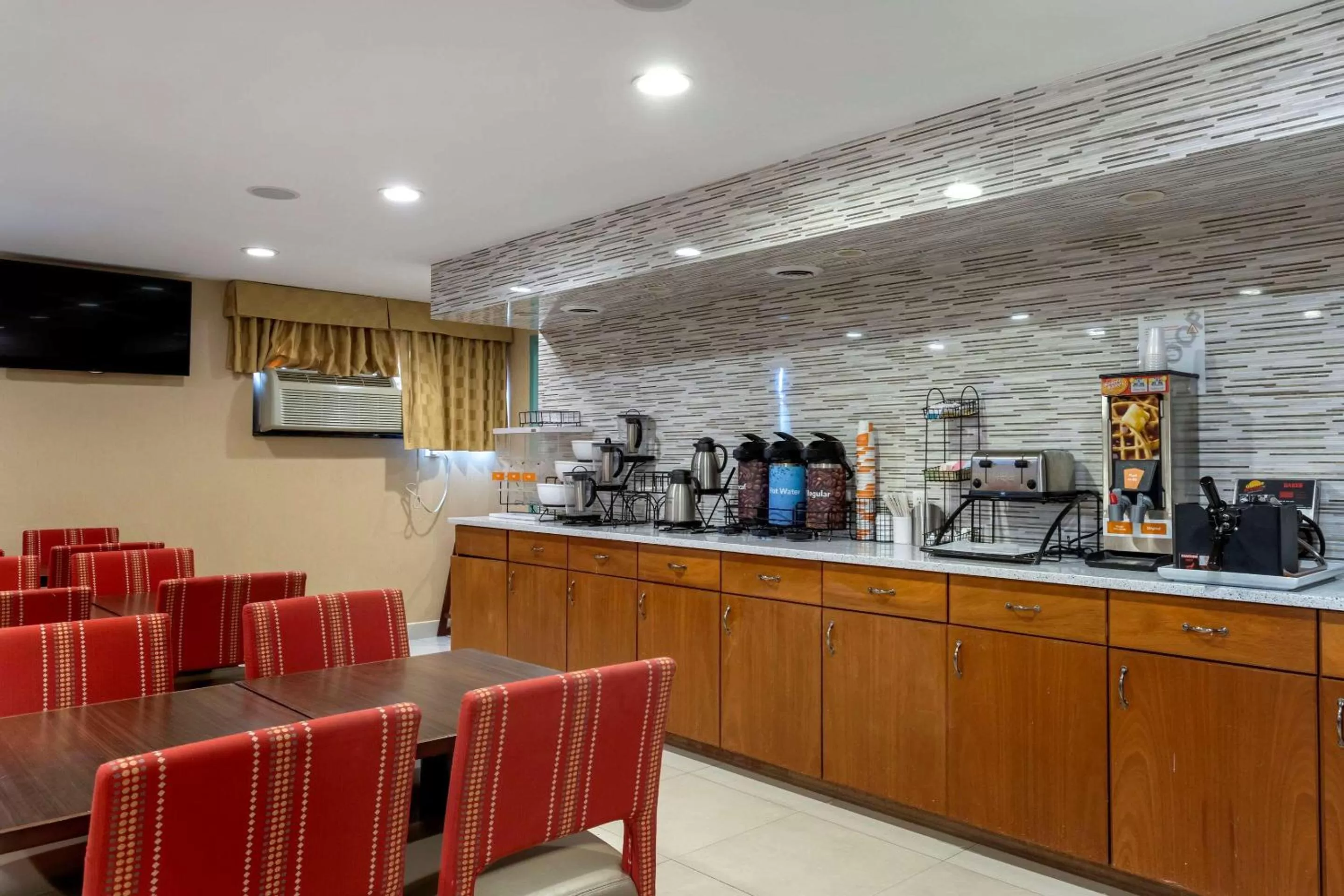 Restaurant/Places to Eat in Comfort Inn Brooklyn