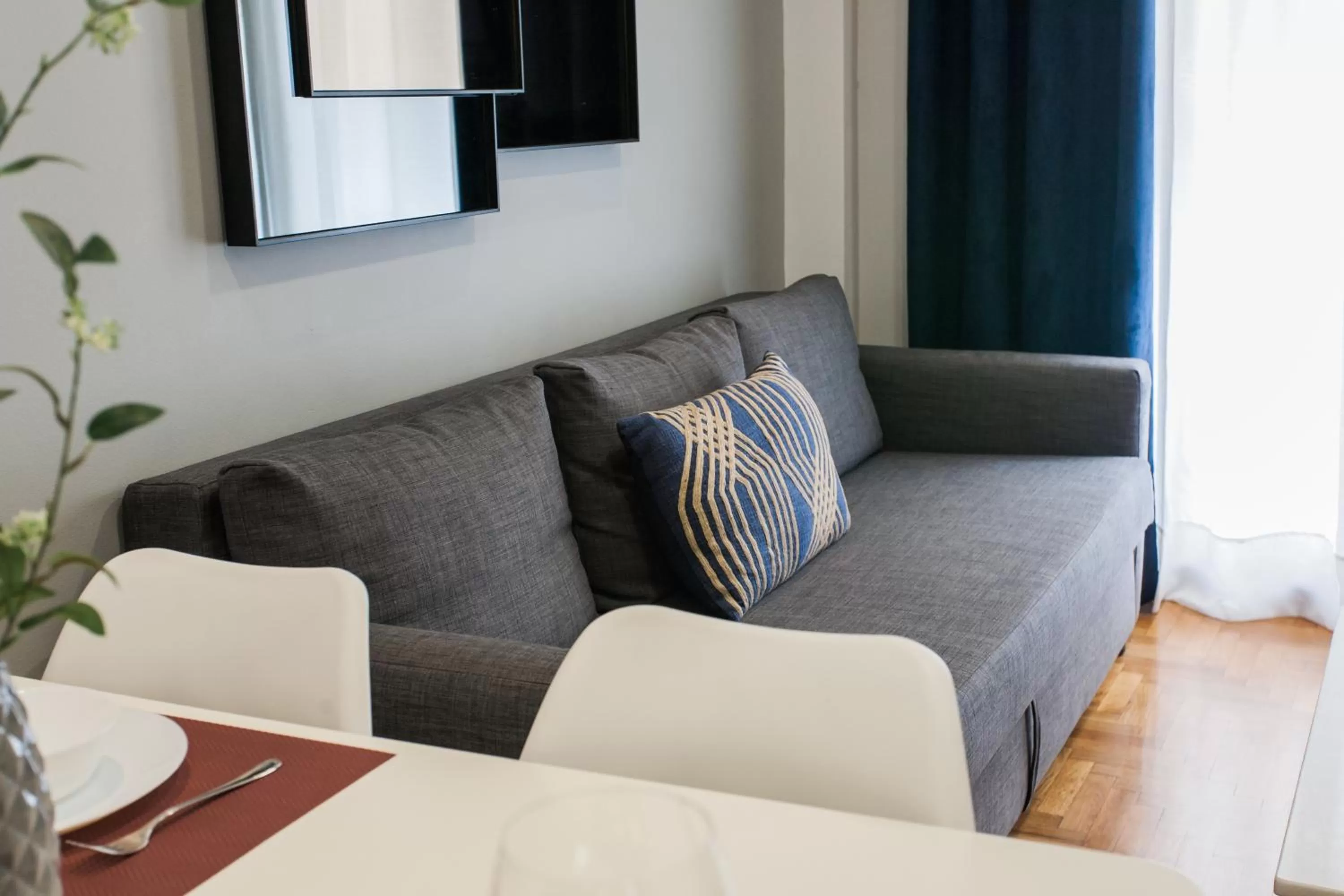 Seating area in Nicholas Point Apartments and Rooms