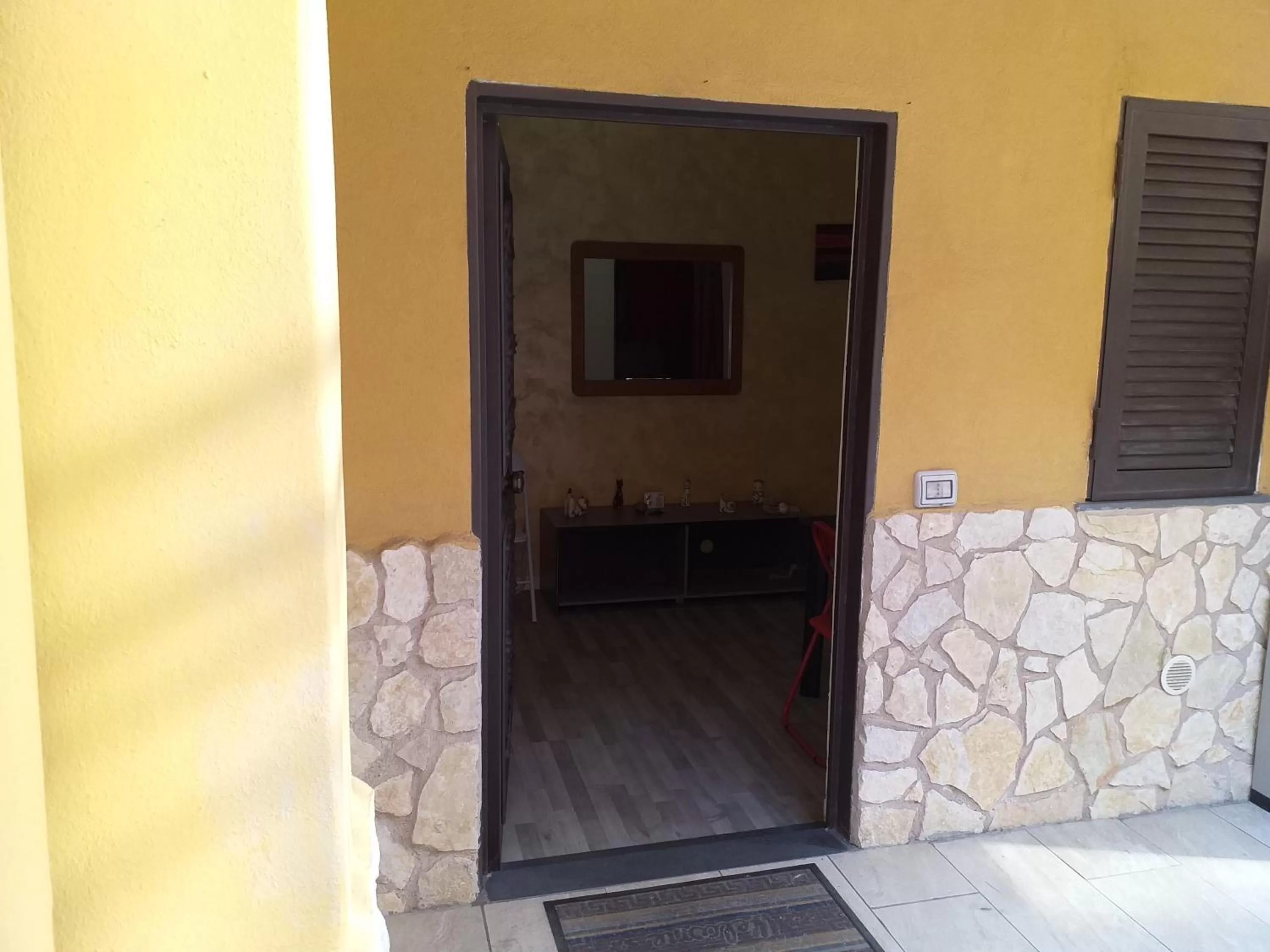 Facade/entrance, TV/Entertainment Center in BED&FLY NEAR AIRPORT FONTANAROSSA Navetta gratis h24 reception h24