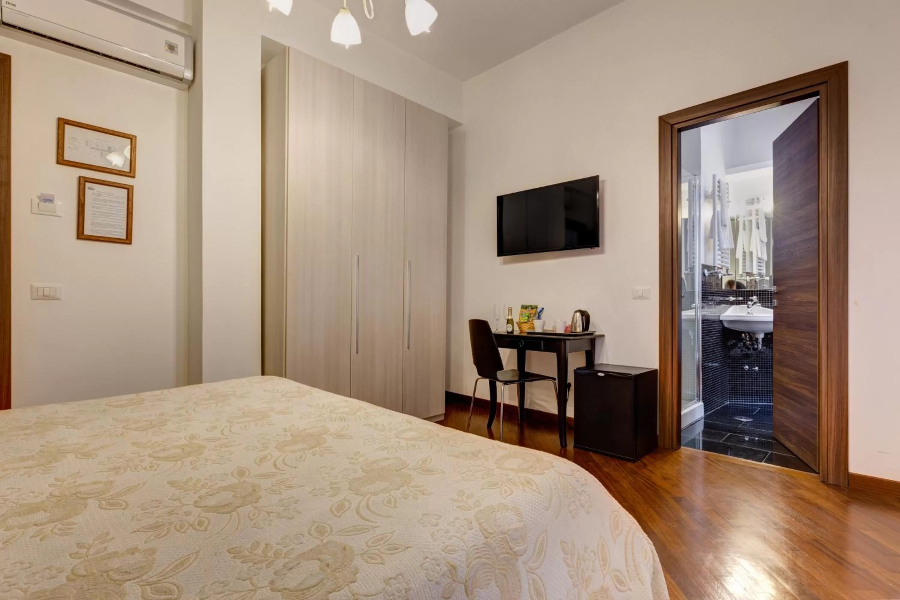 TV and multimedia, Bed in Little Rhome Suites