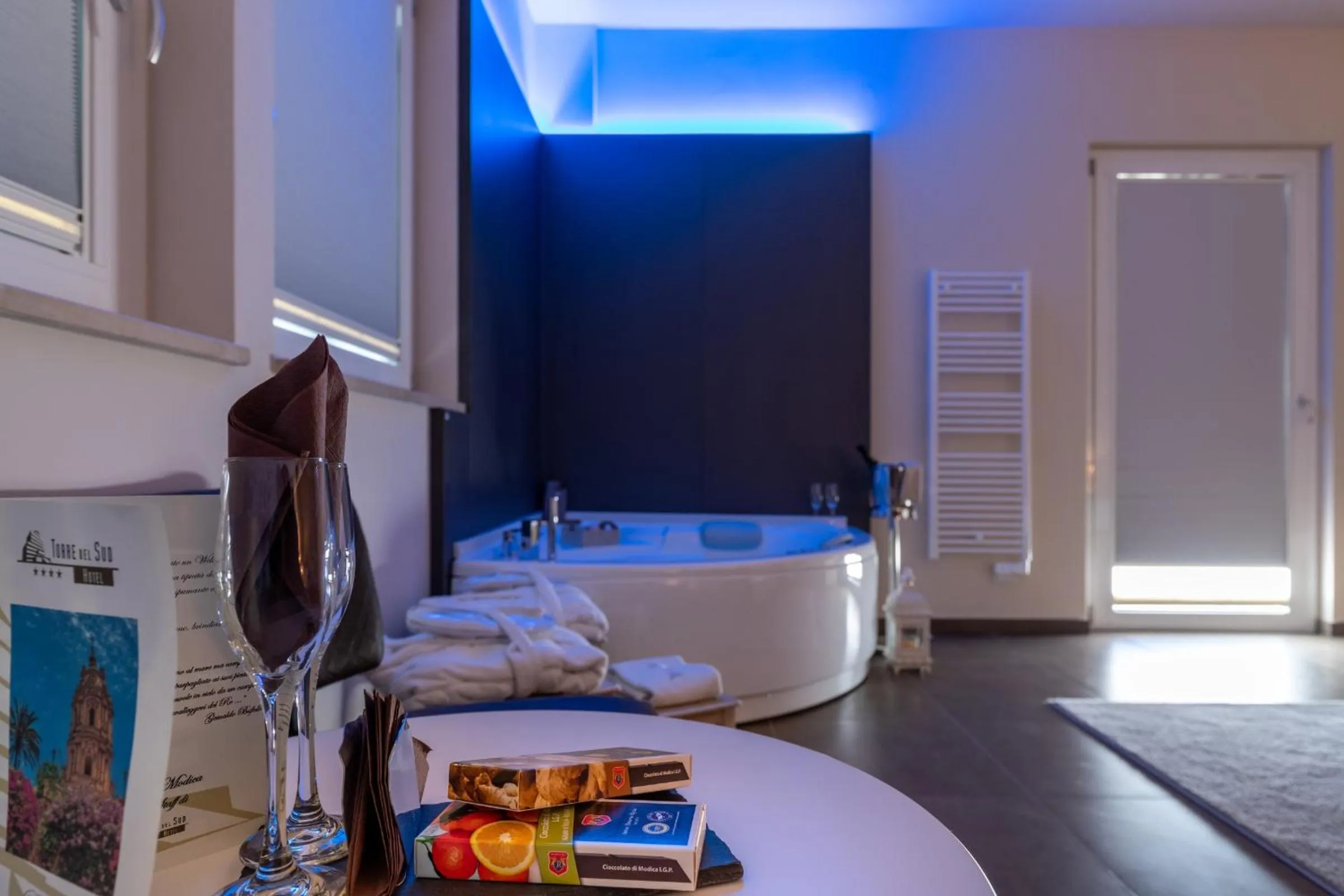 Hot Tub, Bed in Hotel Torre Del Sud