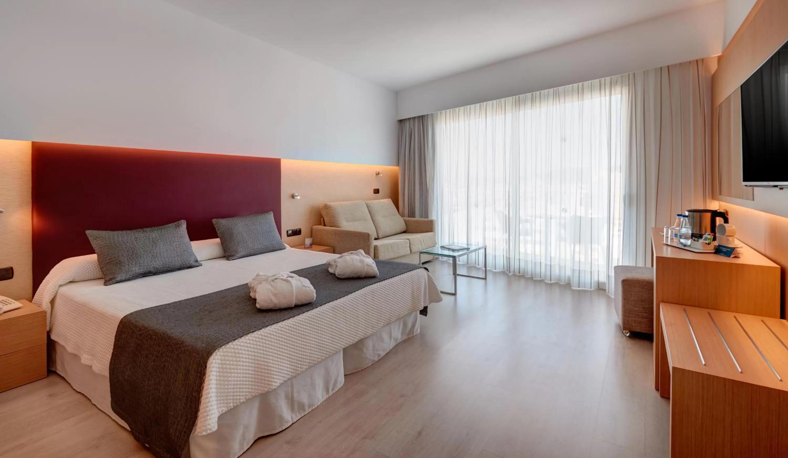 Photo of the whole room, Bed in CM Playa del Moro