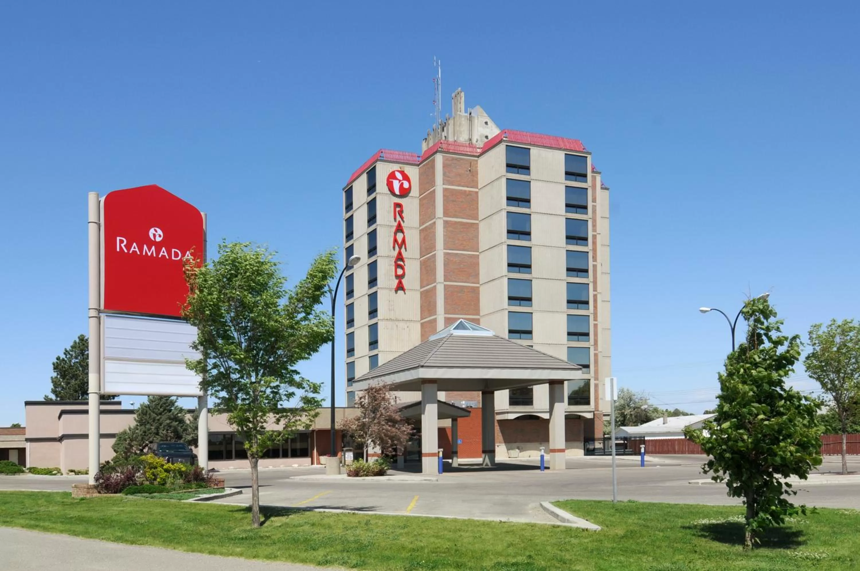 Facade/entrance in Ramada by Wyndham Lethbridge