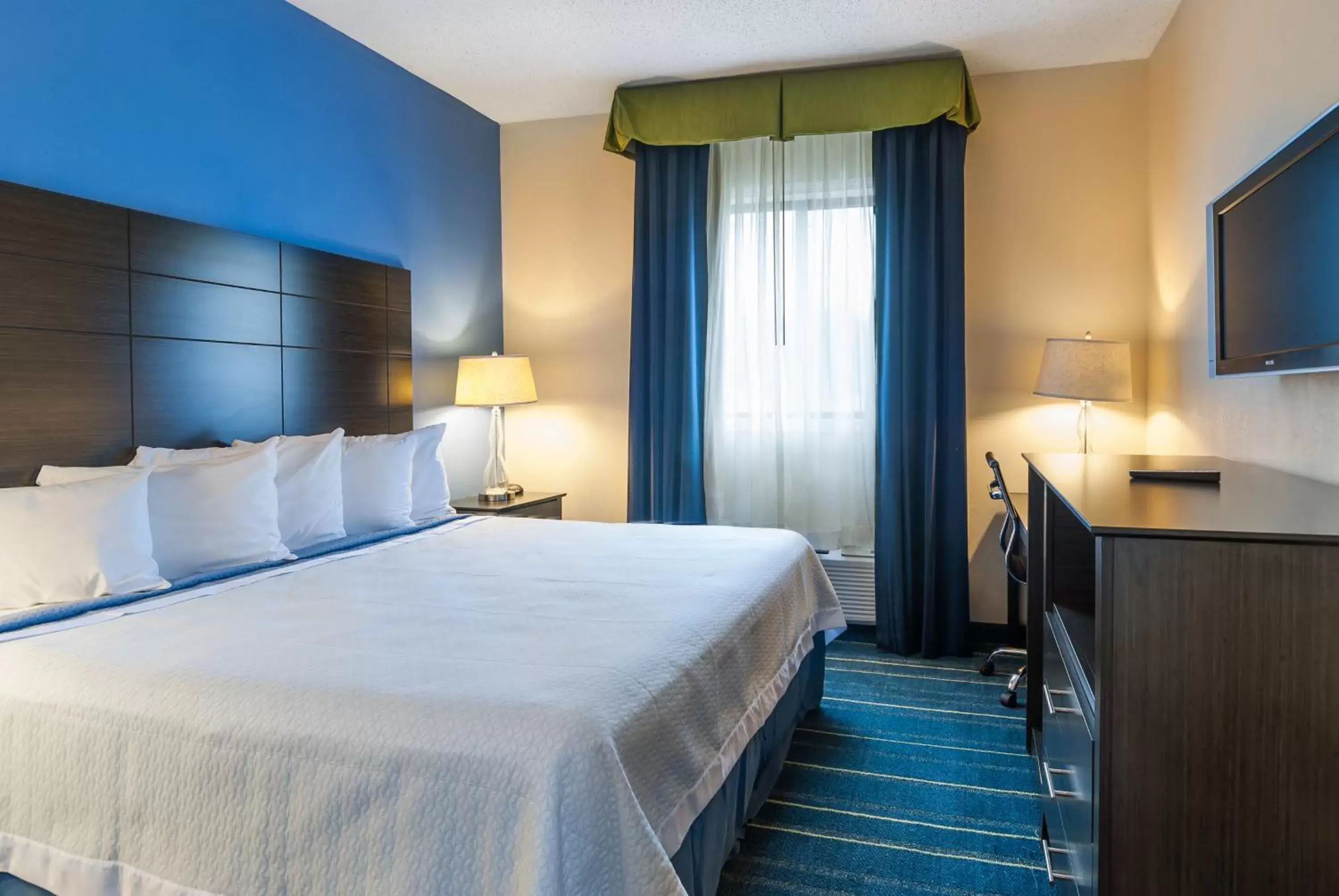 Suite with One King Bed and Two Queen Beds and Roll-In Shower - Mobility Accessible in Days Inn by Wyndham Tamworth Suite with One King Bed and Two Queen Beds and Roll-In Shower - Mobility Accessible in Days Inn by Wyndham Tamworth