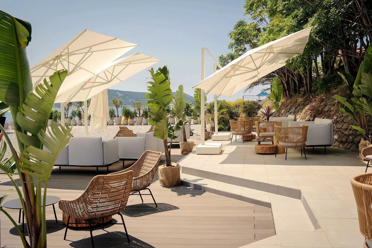 Restaurant/places to eat in Lazure Hotel & Marina