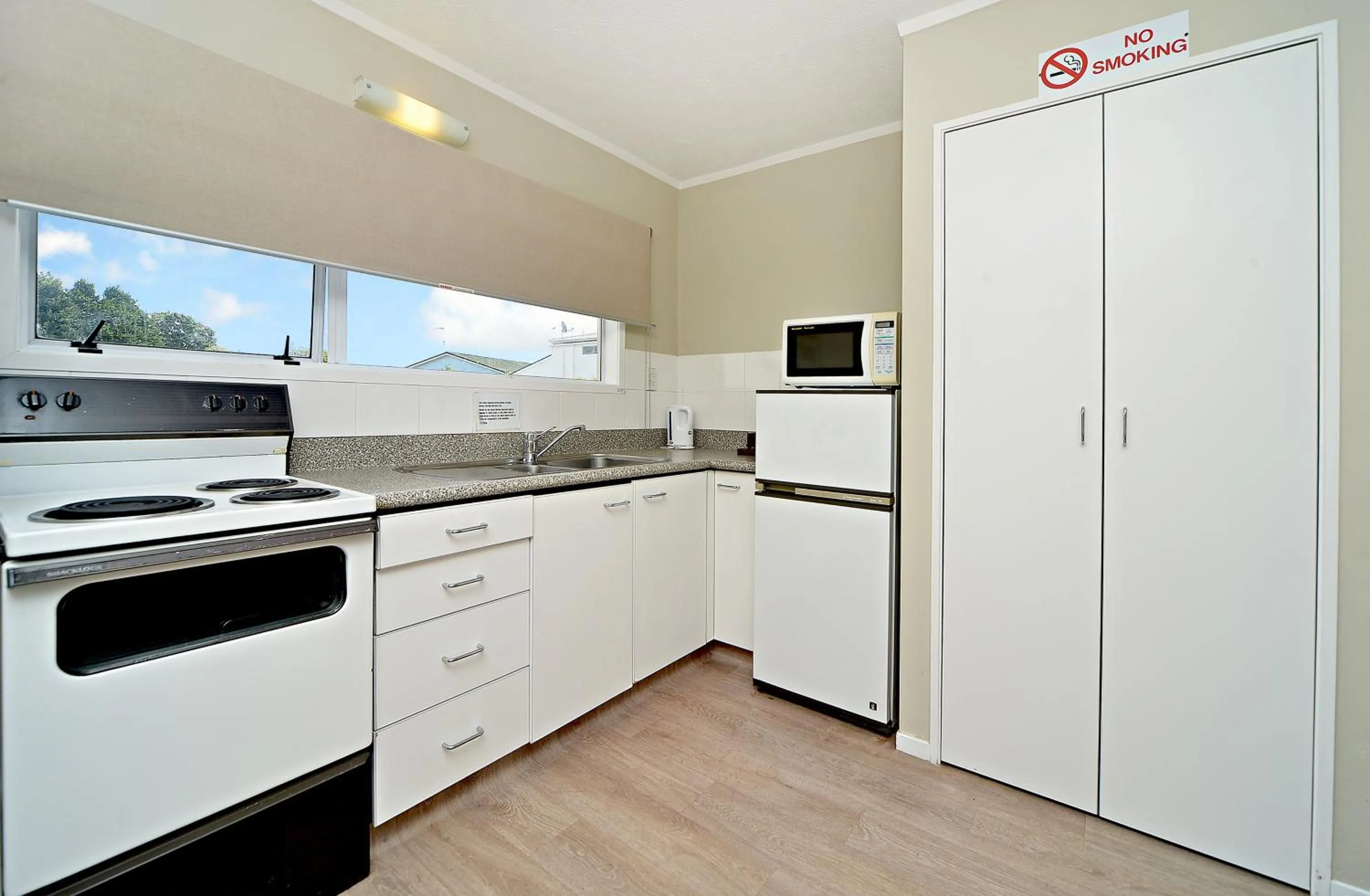 Kitchen or kitchenette in Takapuna Motor Lodge