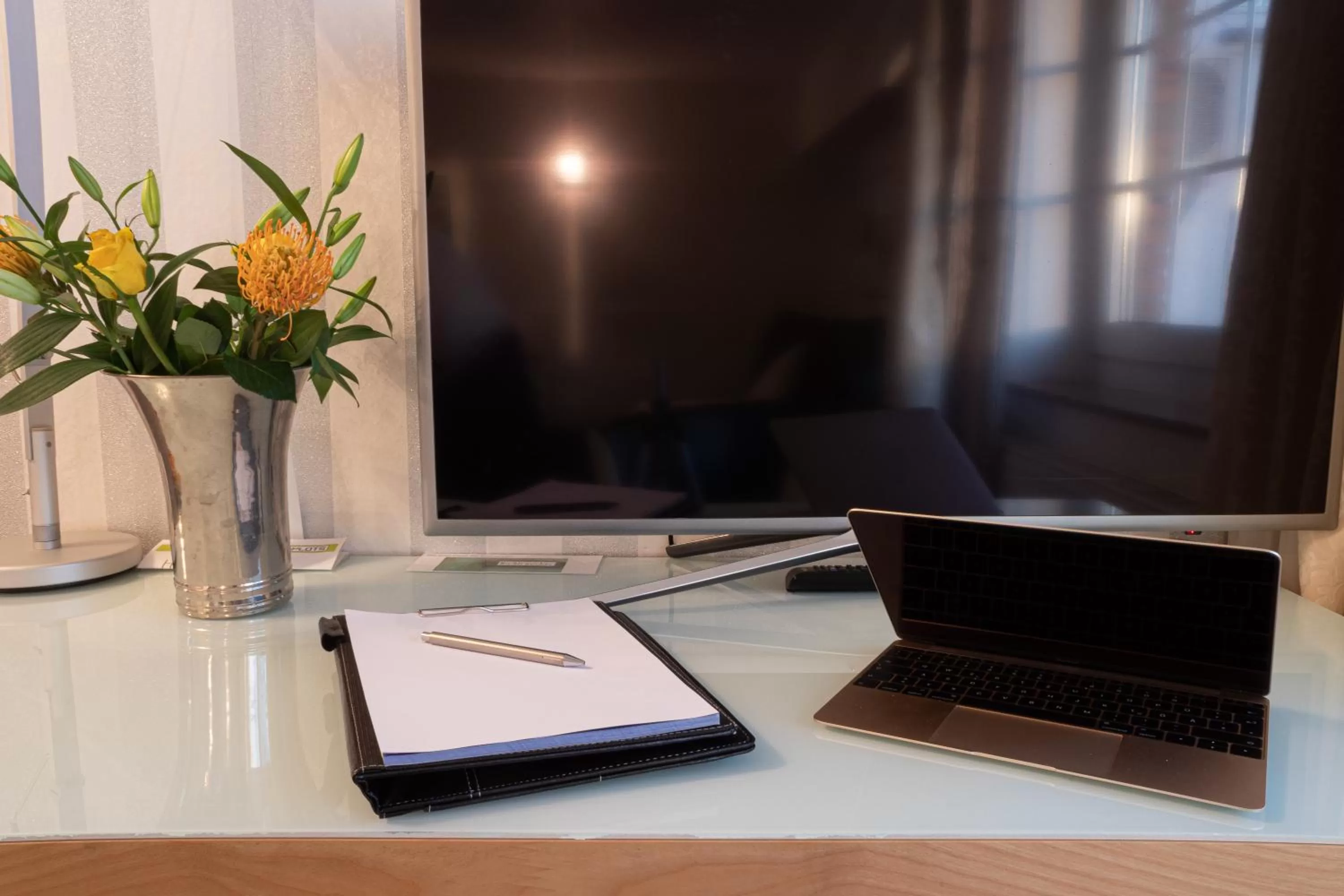 Decorative detail, TV/Entertainment Center in Apartments am Prinzenplatz - Superior