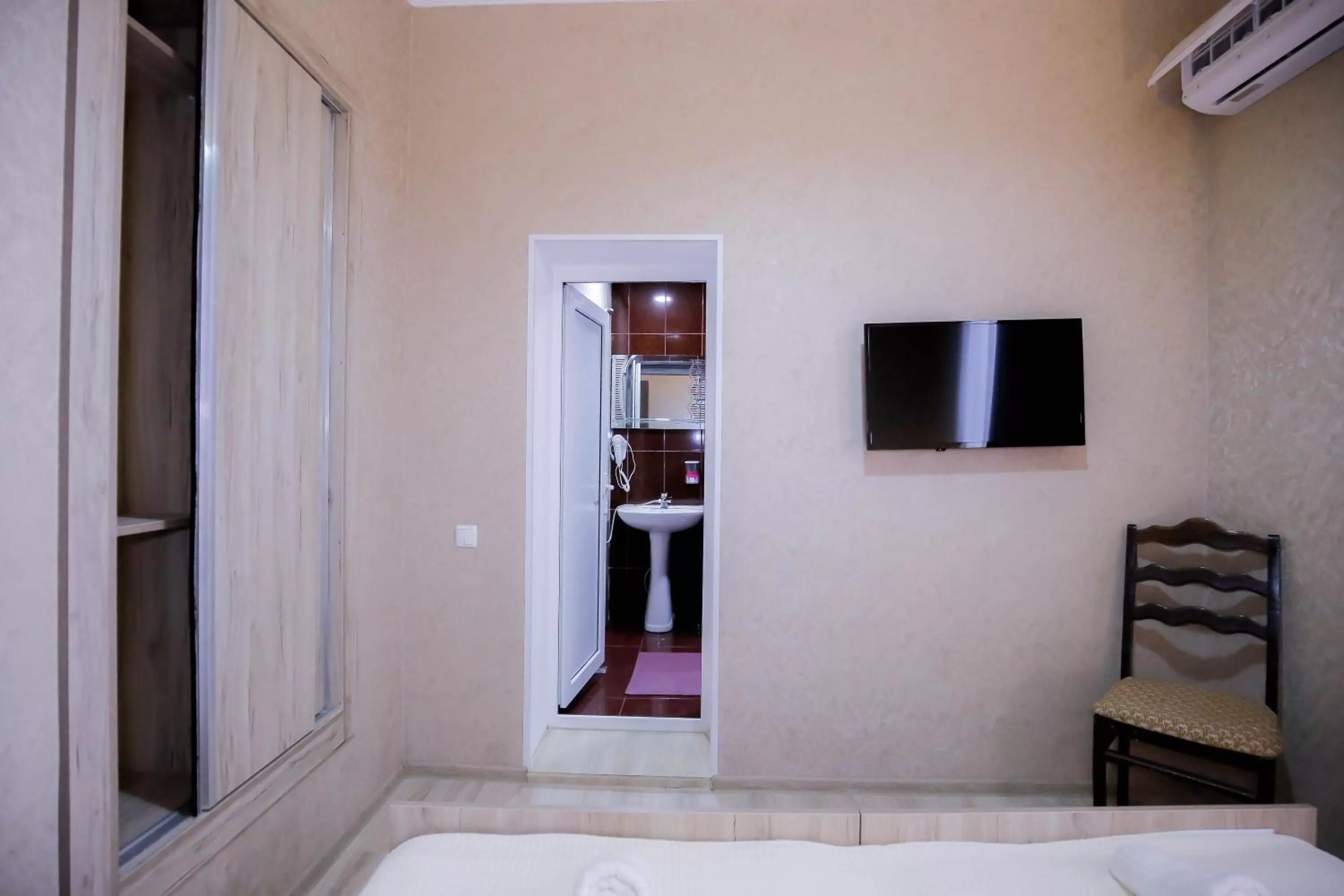 Bedroom, TV/Entertainment Center in AnSeZa